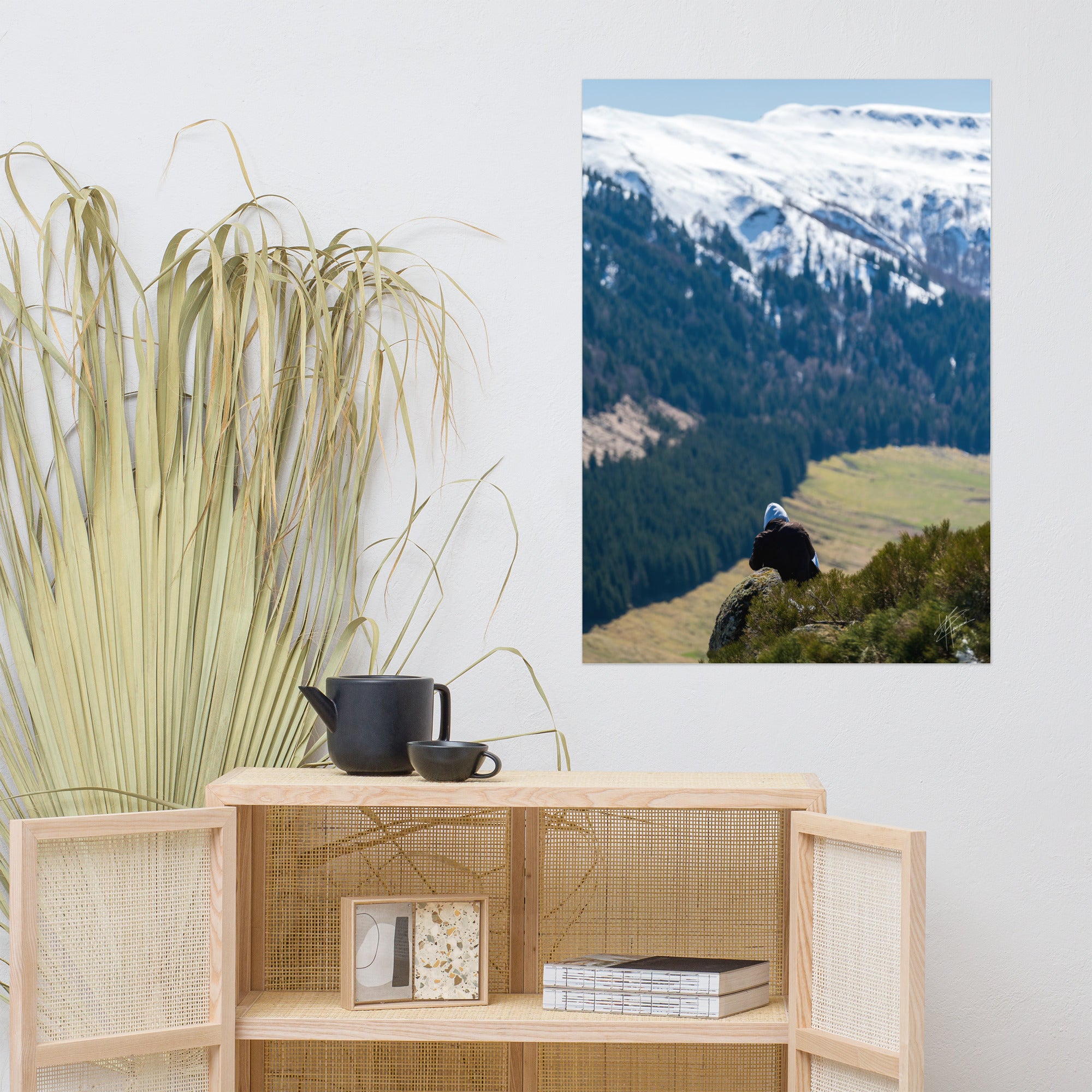 Figure en méditation sur une montagne du Cantal, vaste paysage en arrière-plan.