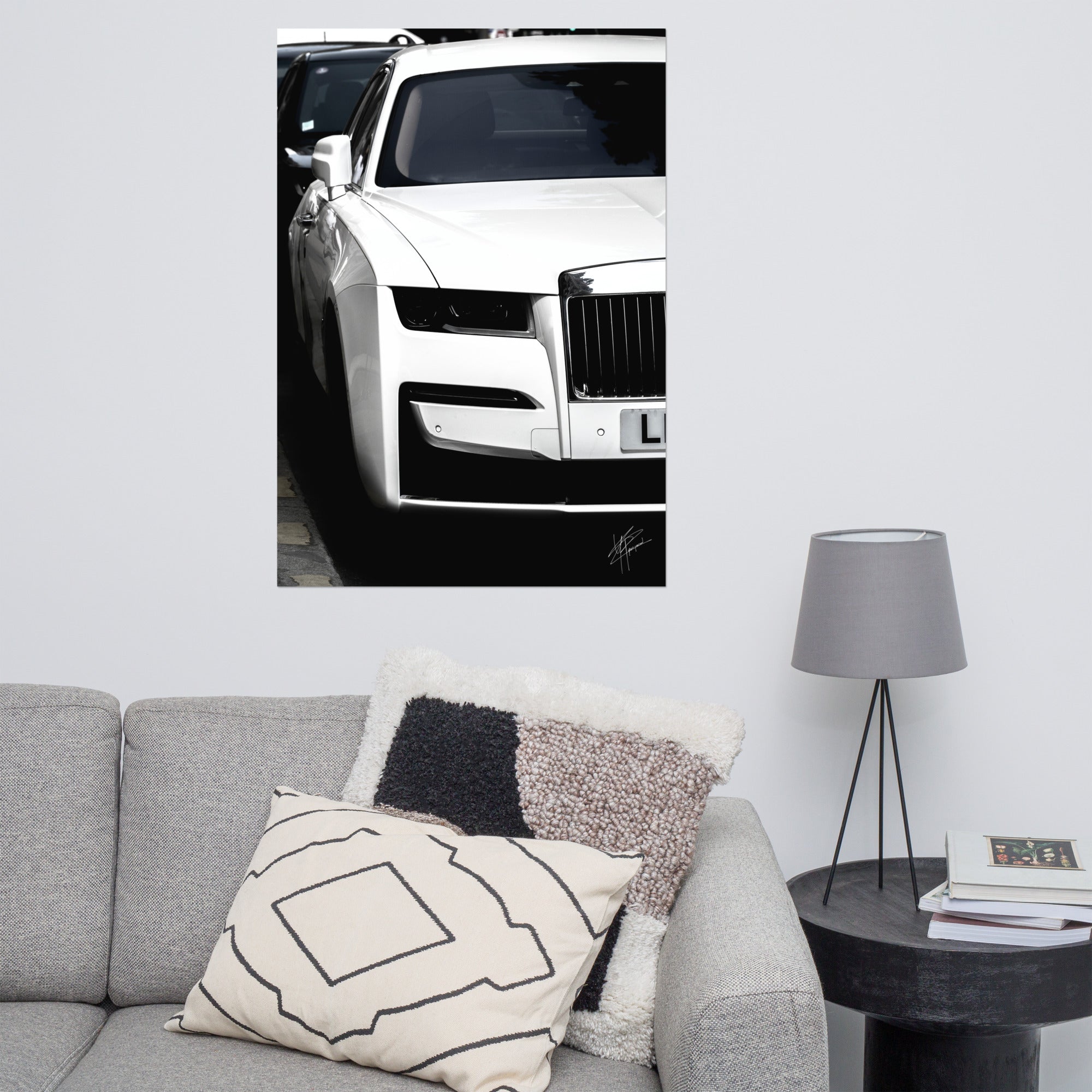 Photographie en noir et blanc de la luxueuse Rolls-Royce Ghost.