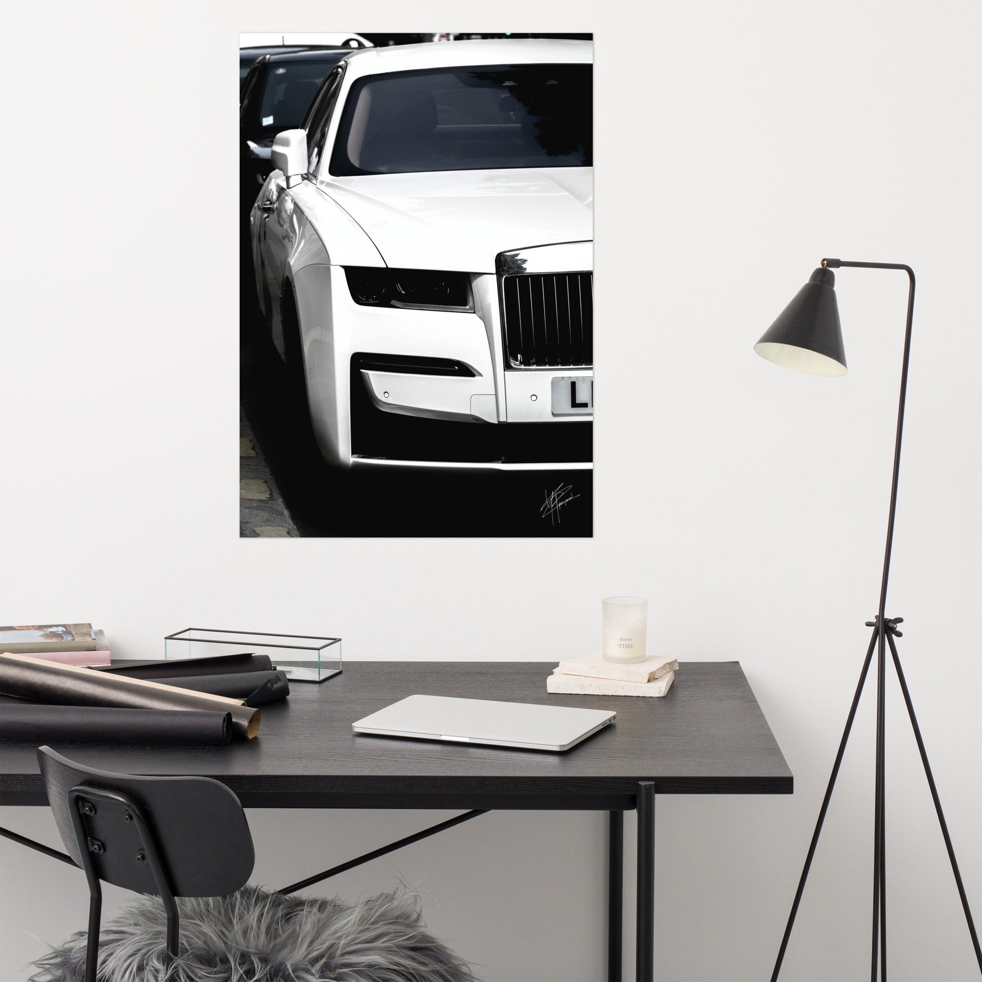 Photographie en noir et blanc de la luxueuse Rolls-Royce Ghost.