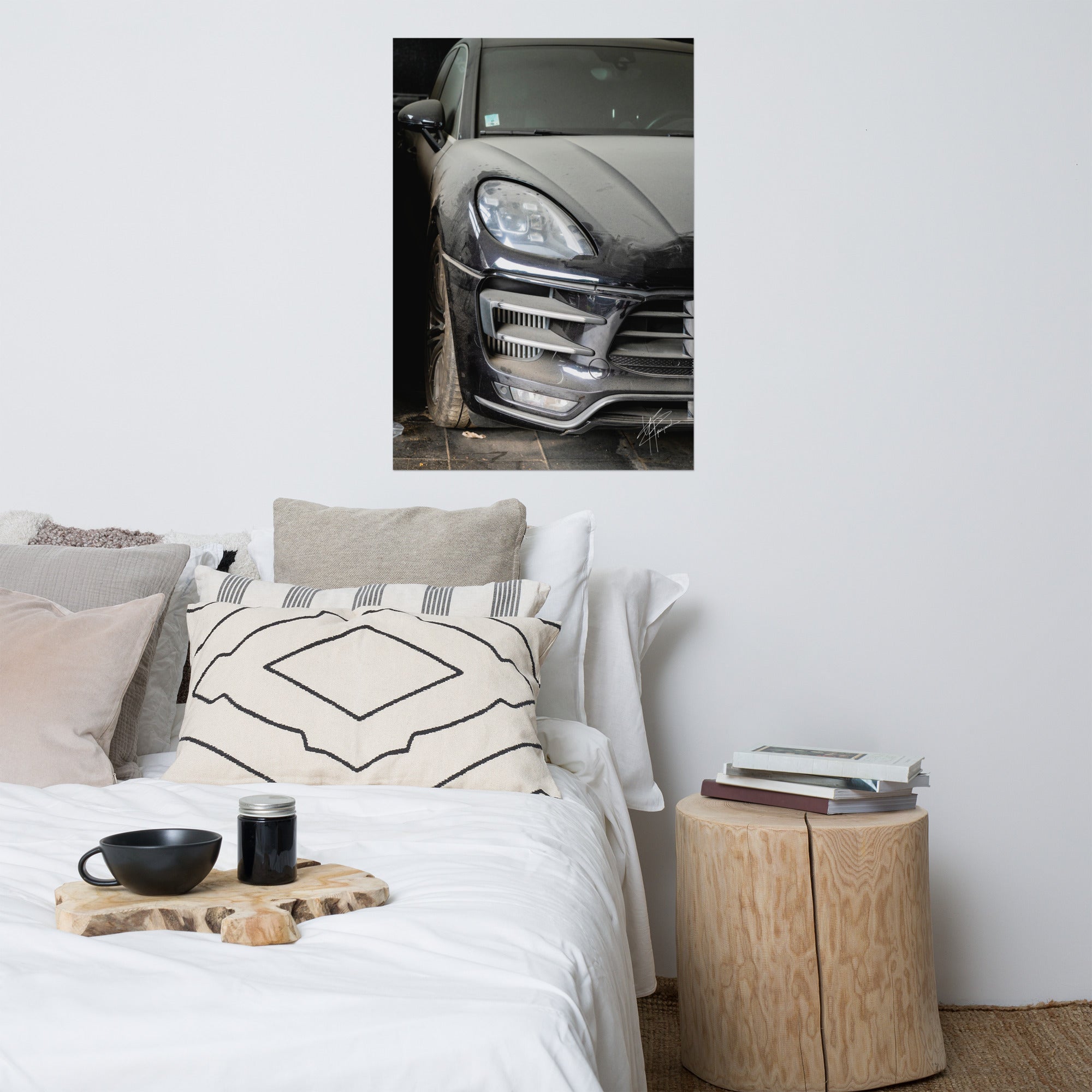 Photographie d'un Porsche Cayenne noir abandonné dans un garage poussiéreux.