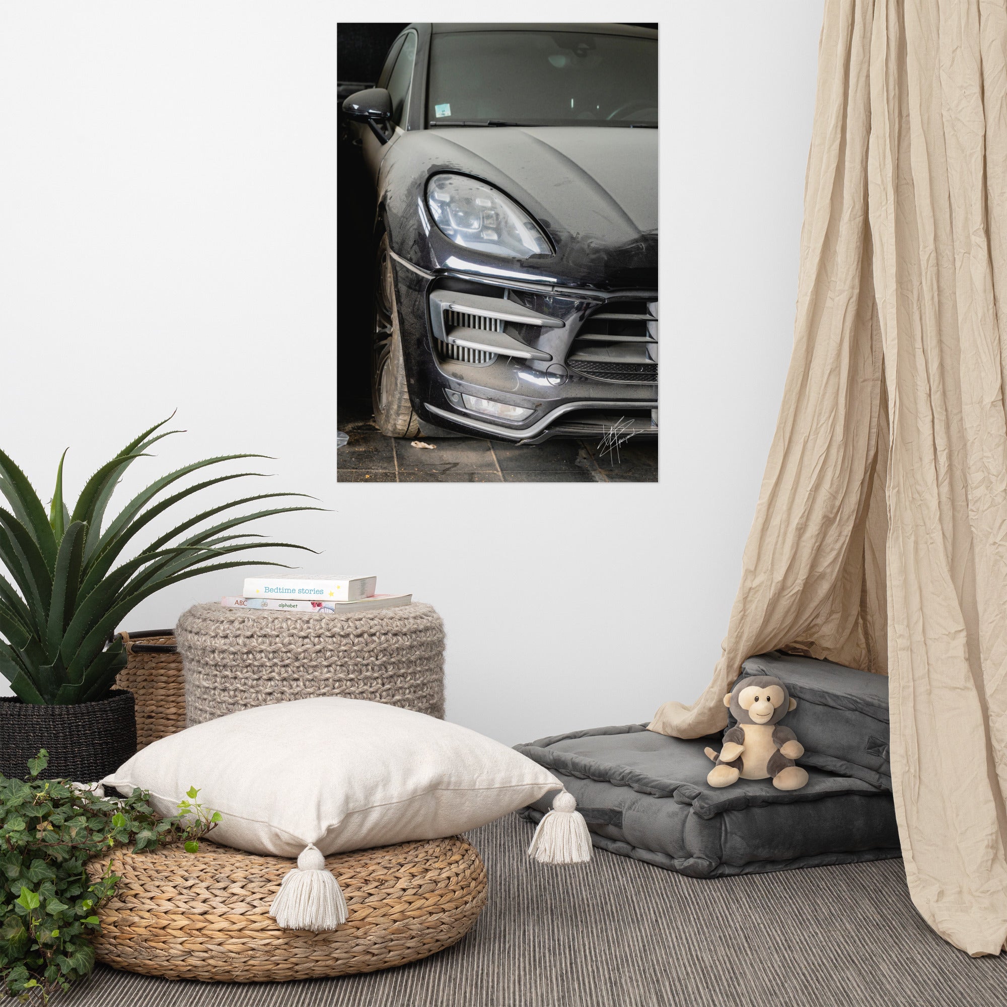 Photographie d'un Porsche Cayenne noir abandonné dans un garage poussiéreux.