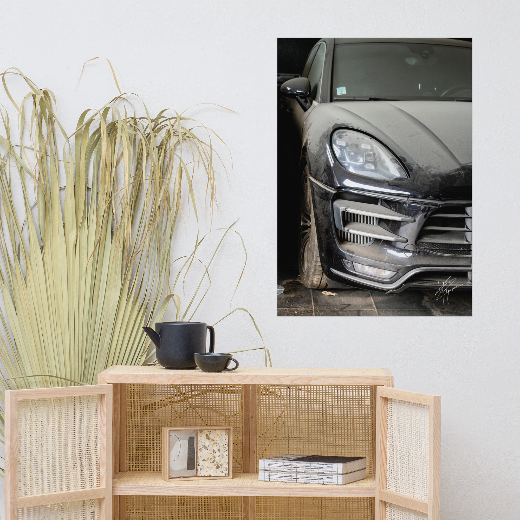 Photographie d'un Porsche Cayenne noir abandonné dans un garage poussiéreux.