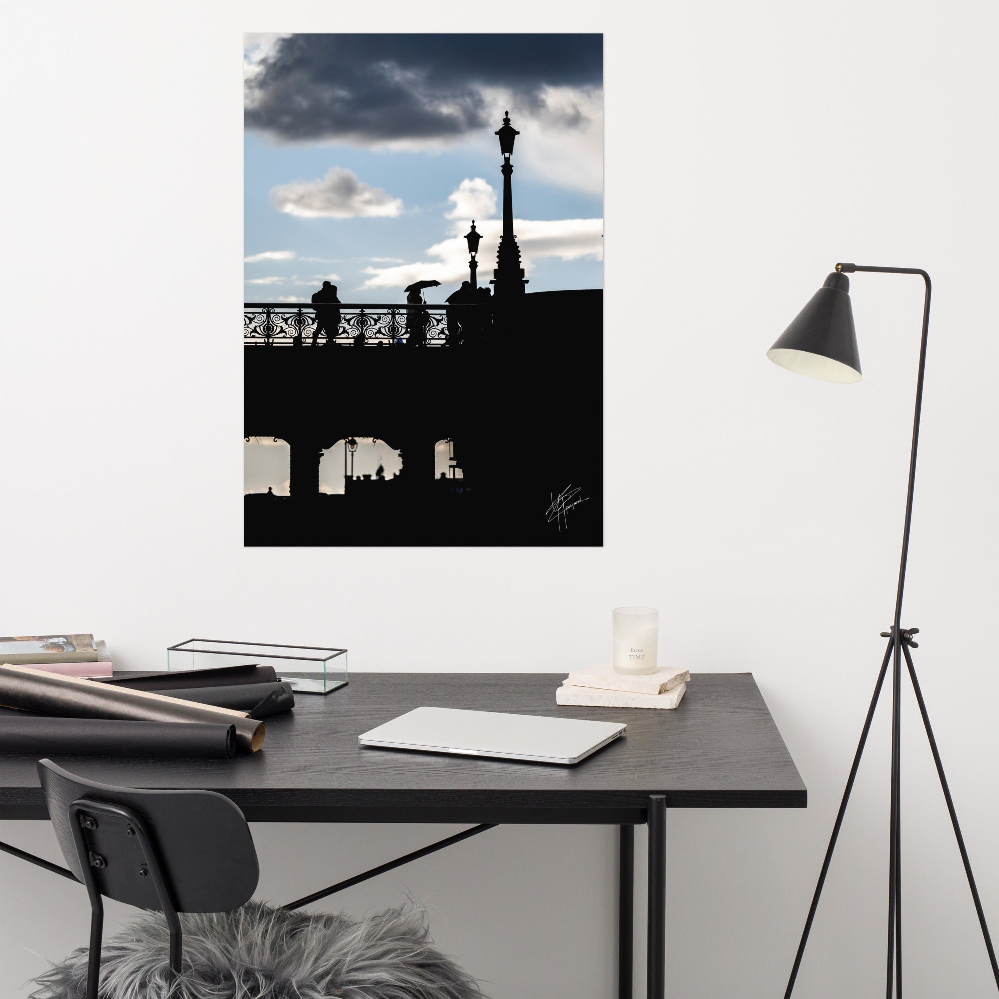 Des passants sur un pont parisien avec un ciel azur en arrière-plan, orné de nuages blancs et gris.