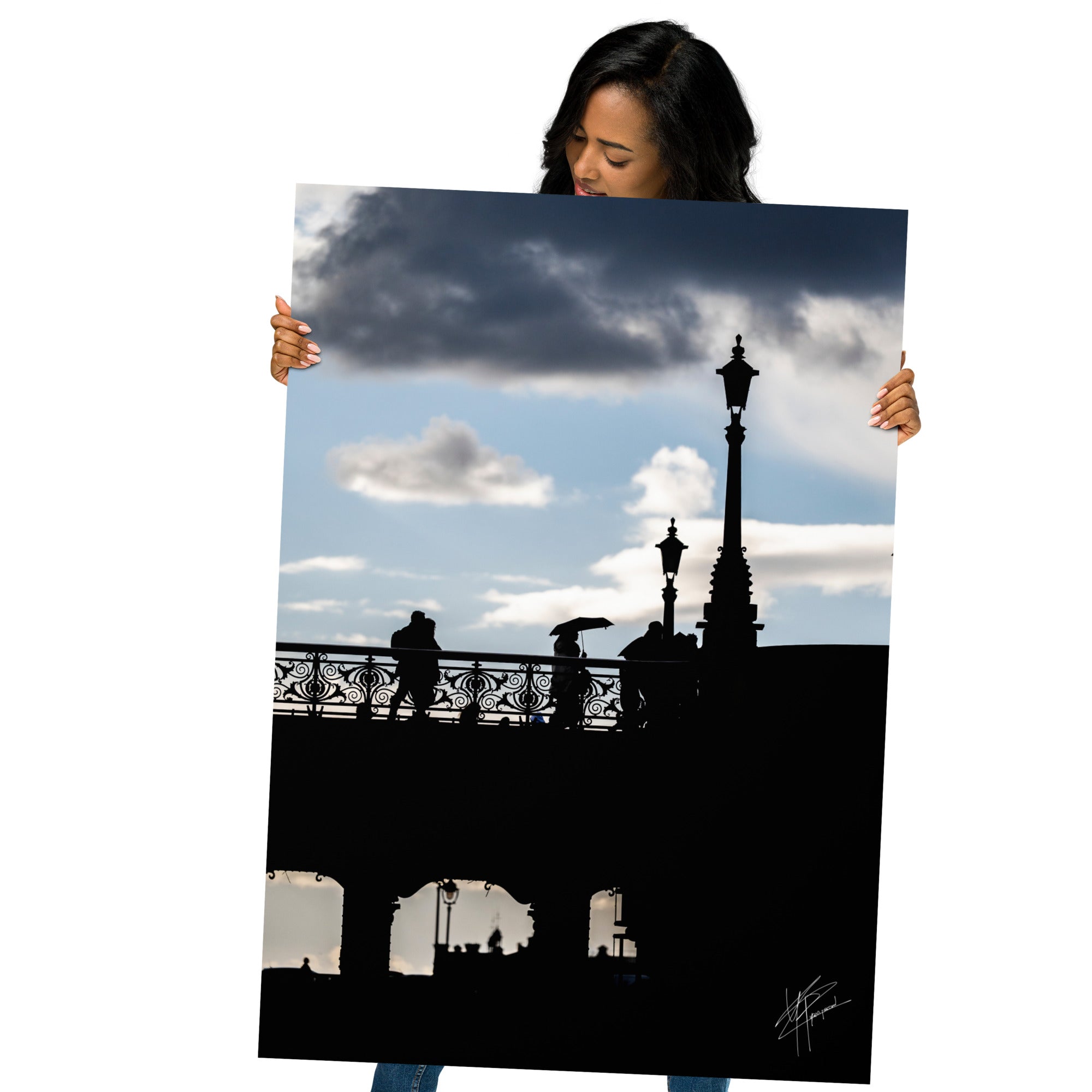 Des passants sur un pont parisien avec un ciel azur en arrière-plan, orné de nuages blancs et gris.