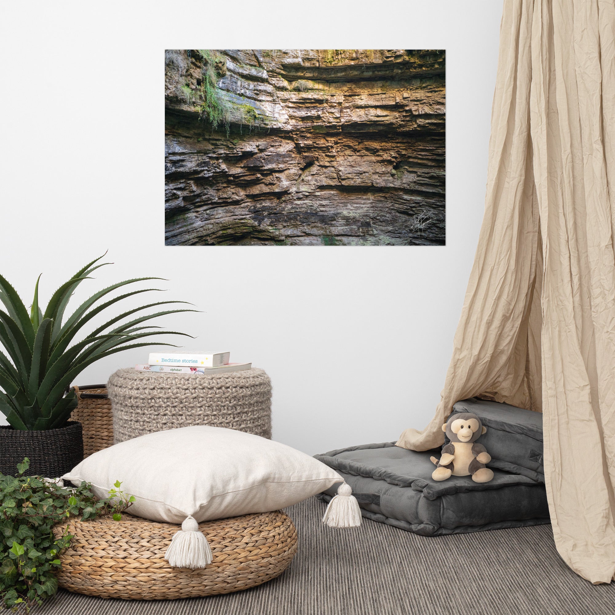 Photographie détaillée d'un mur de roche souterrain au gouffre de Padirac montrant des couches distinctes et des signes d'érosion.