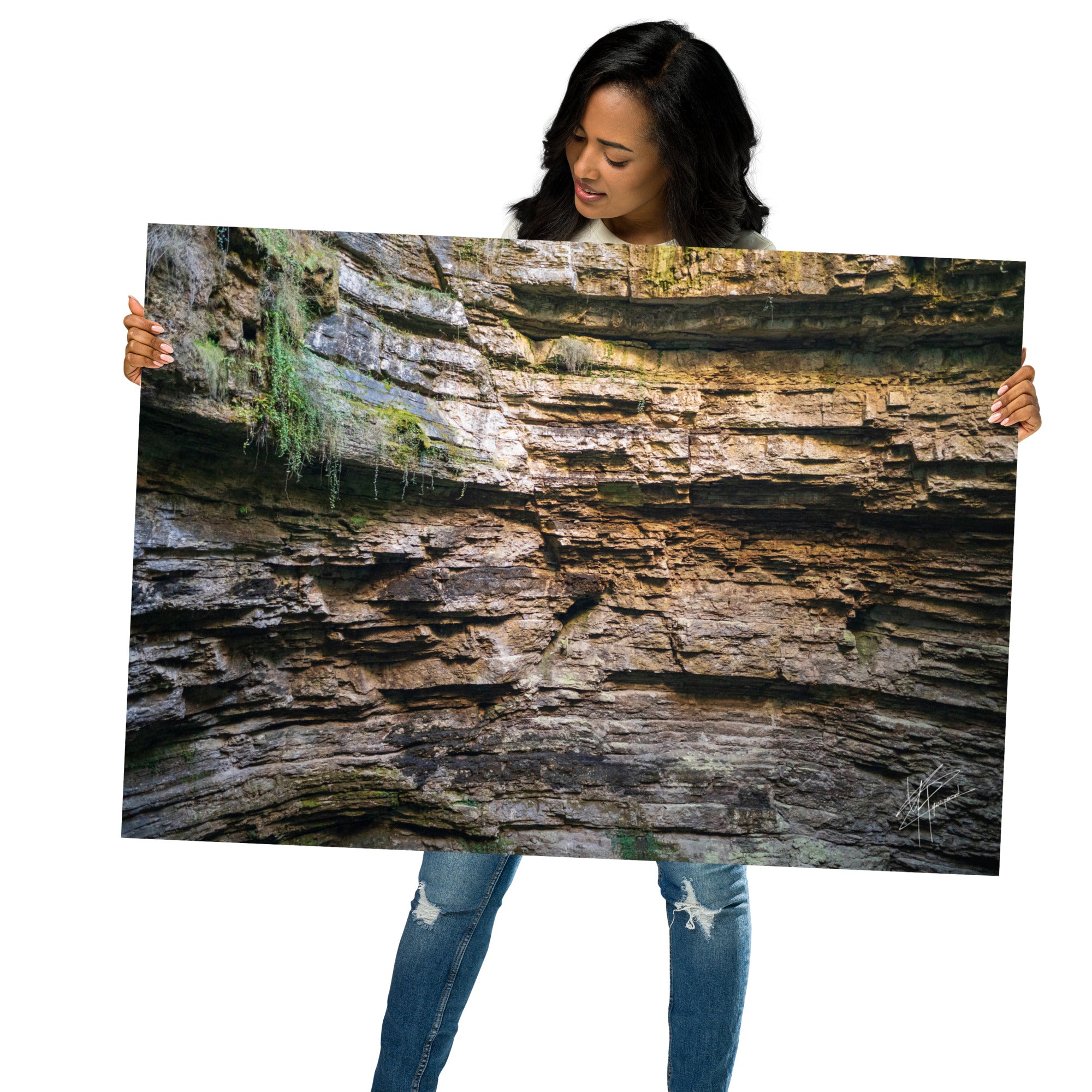 Photographie détaillée d'un mur de roche souterrain au gouffre de Padirac montrant des couches distinctes et des signes d'érosion.