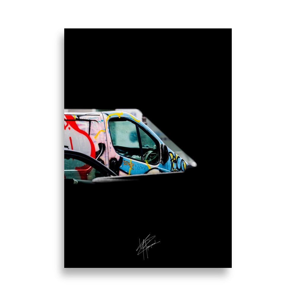 Vue contrastée d'un Renault Trafic éclairé, entouré d'une obscurité artistique, témoignant de l'histoire urbaine et du street art.