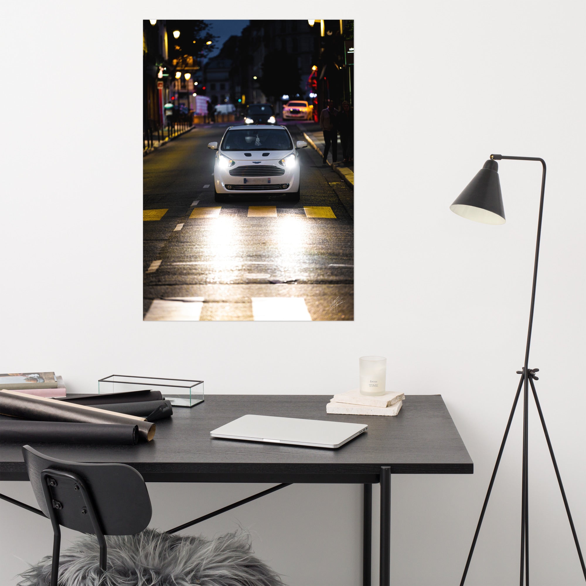Vue de l'Aston Martin Cygnet, voiture de ville élégante, avec son design raffiné et son logo emblématique, positionnée contre un arrière-plan neutre pour mettre en valeur sa silhouette distincte.