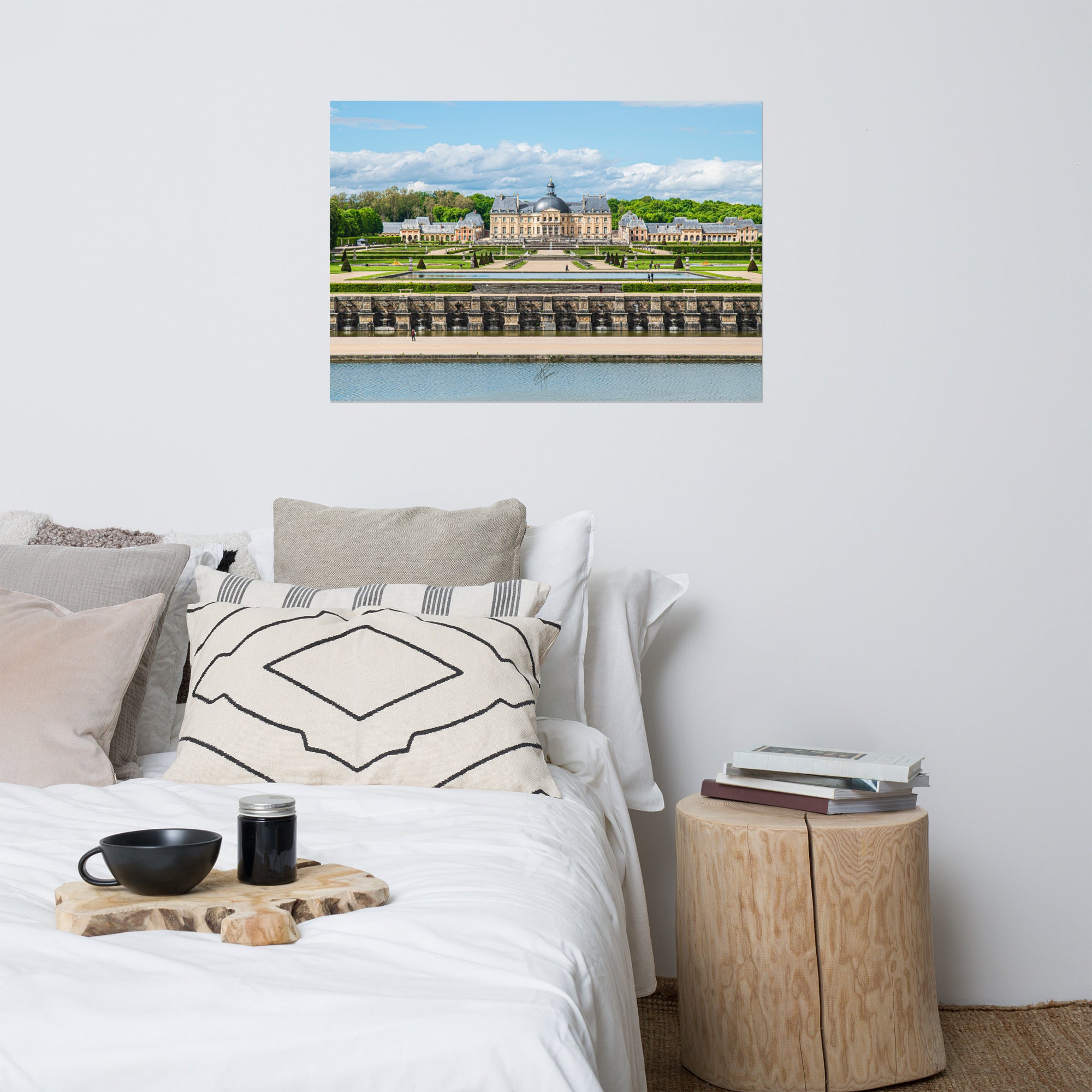 Photographie du Château de Vaux-le-Vicomte sous un ciel clair, mettant en valeur ses jardins impeccables et sa majestueuse architecture du XVIIe siècle.