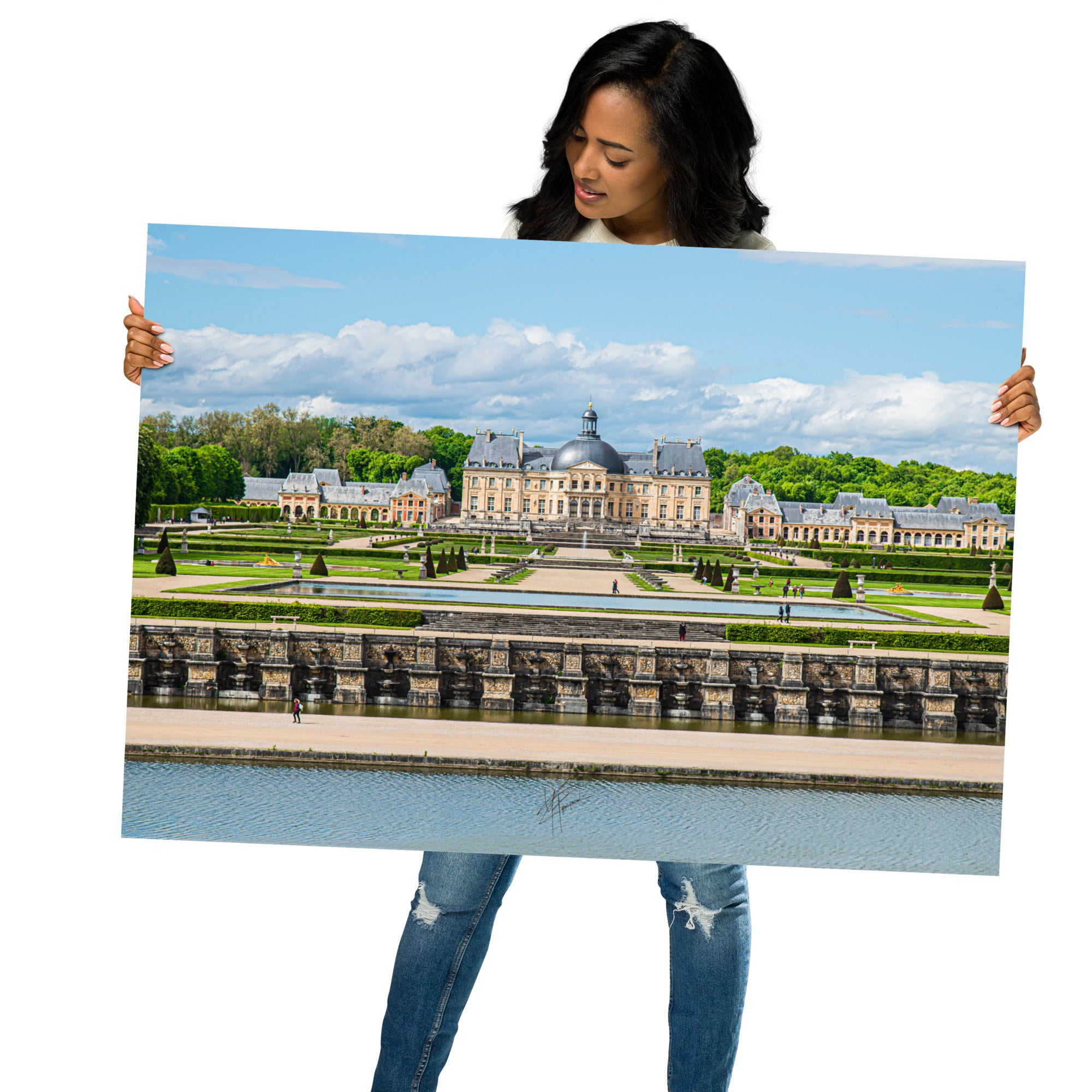 Photographie du Château de Vaux-le-Vicomte sous un ciel clair, mettant en valeur ses jardins impeccables et sa majestueuse architecture du XVIIe siècle.