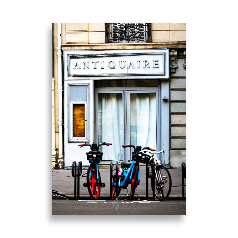 Photographie monochrome d'une vieille boutique d'antiquaire fermée à Paris, avec des détails architecturaux vintage et une atmosphère nostalgique.