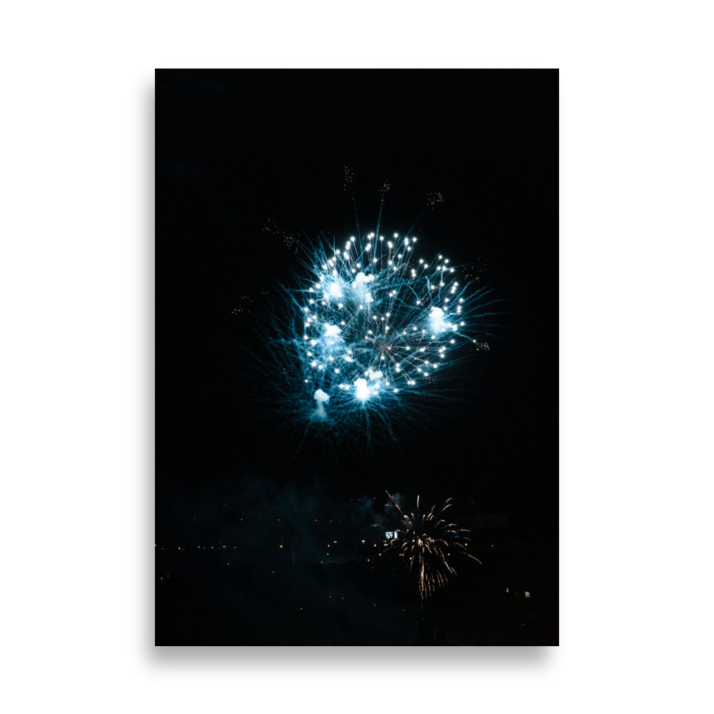 Photographie dynamique des feux d'artifices colorés illuminant le ciel nocturne en banlieue pour célébrer la Fête Nationale du 14 Juillet 2023.