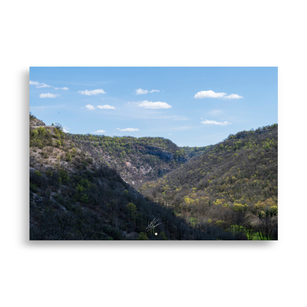 Vue panoramique de la vallée de Rocamadour en Dordogne, illustrant la beauté pittoresque et sereine du paysage, idéale pour apporter une ambiance naturelle à votre intérieur.