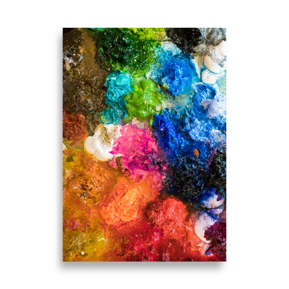 Palette de peintre multicolore avec diverses teintes vives éclaboussées, illustrant la passion et la créativité de l'artiste en plein processus de création.