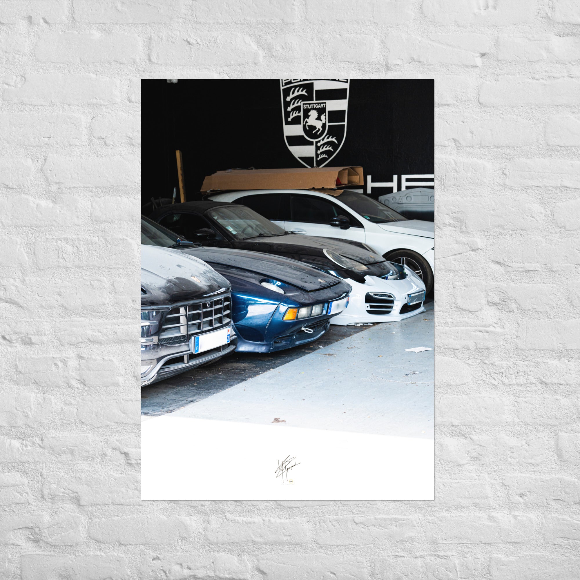 Triptyque de trois voitures Porsche emblématiques alignées devant un mur noir orné de l'écusson Porsche, symbolisant l'élégance, la performance et la tradition de la marque.