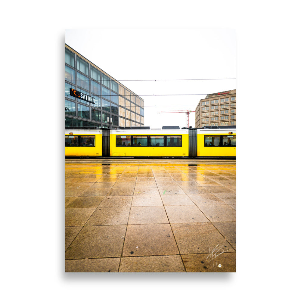 Un tramway allemand jaune vif en mouvement sur une rue urbaine, évoquant la vivacité et le dynamisme de la vie citadine en Allemagne.