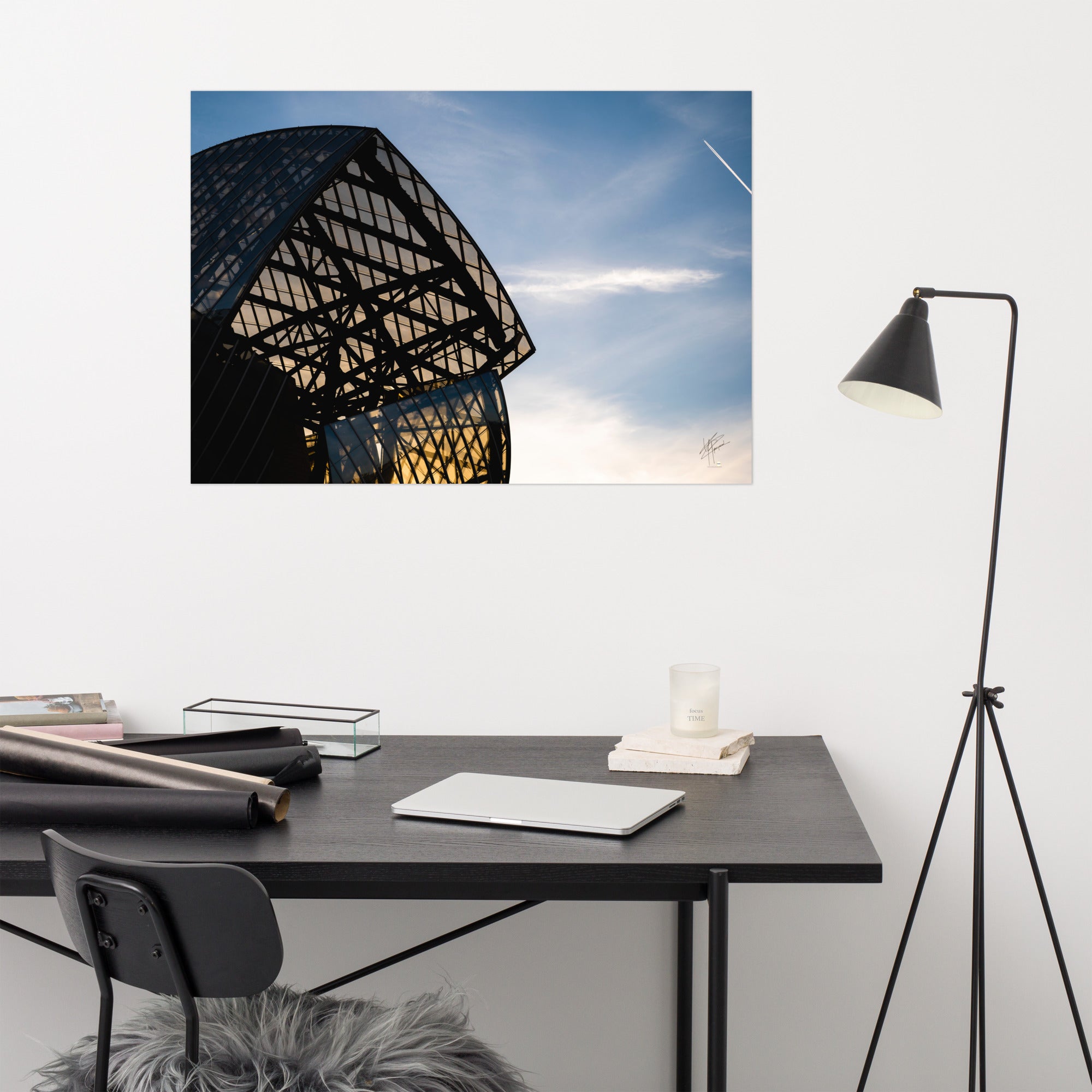 Bâtiment contemporain de la Fondation Louis Vuitton, avec ses voiles de verre et ses structures futuristes, sous un ciel bleu lumineux.