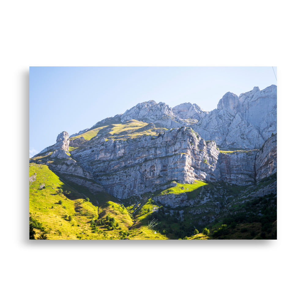 Vue époustouflante du Massif de la Tournette, mettant en évidence sa face rocheuse et sa verdure luxuriante, sous un soleil éblouissant.