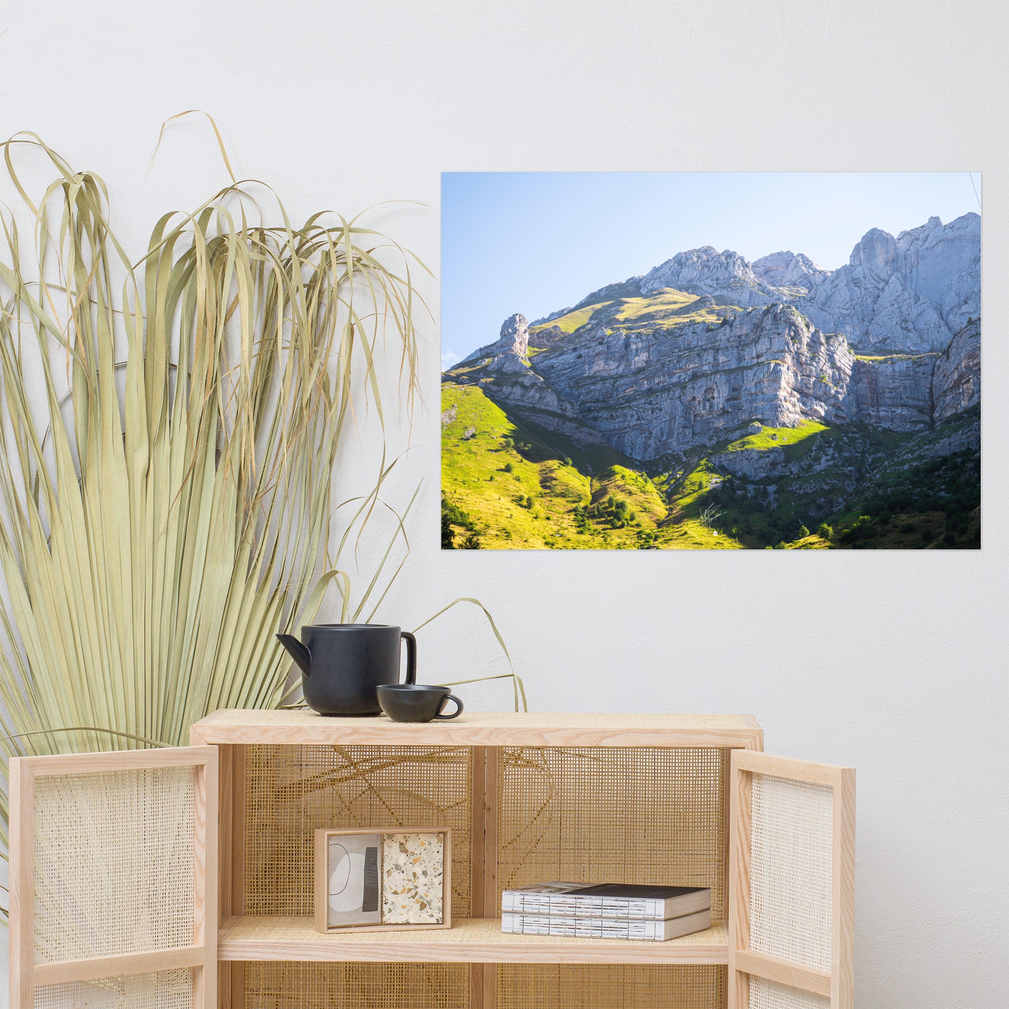 Vue époustouflante du Massif de la Tournette, mettant en évidence sa face rocheuse et sa verdure luxuriante, sous un soleil éblouissant.