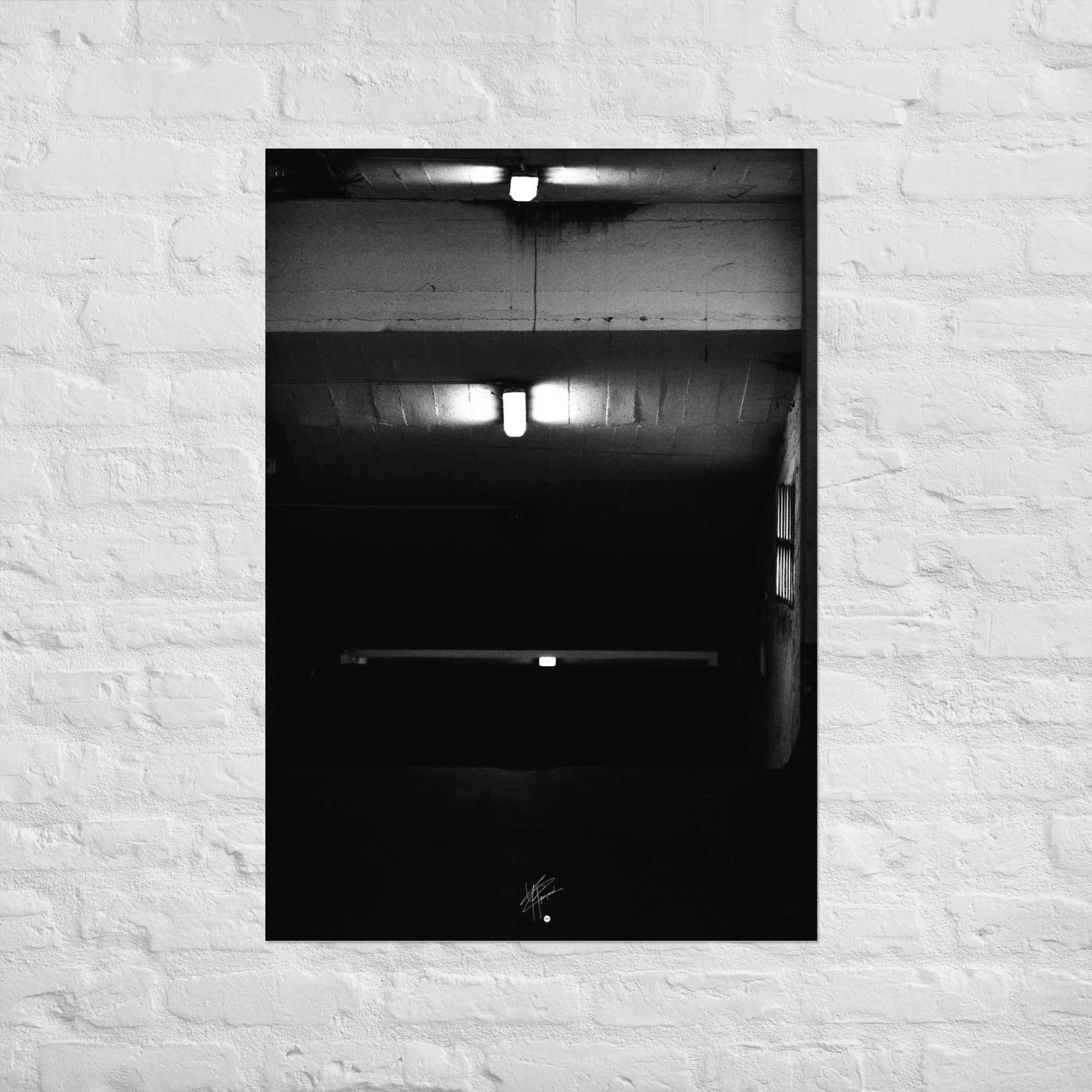 Photographie en noir et blanc intitulée 'Glaçant', montrant trois néons blancs éclairant une entrée de garage descendante dans une atmosphère sombre et mystérieuse.