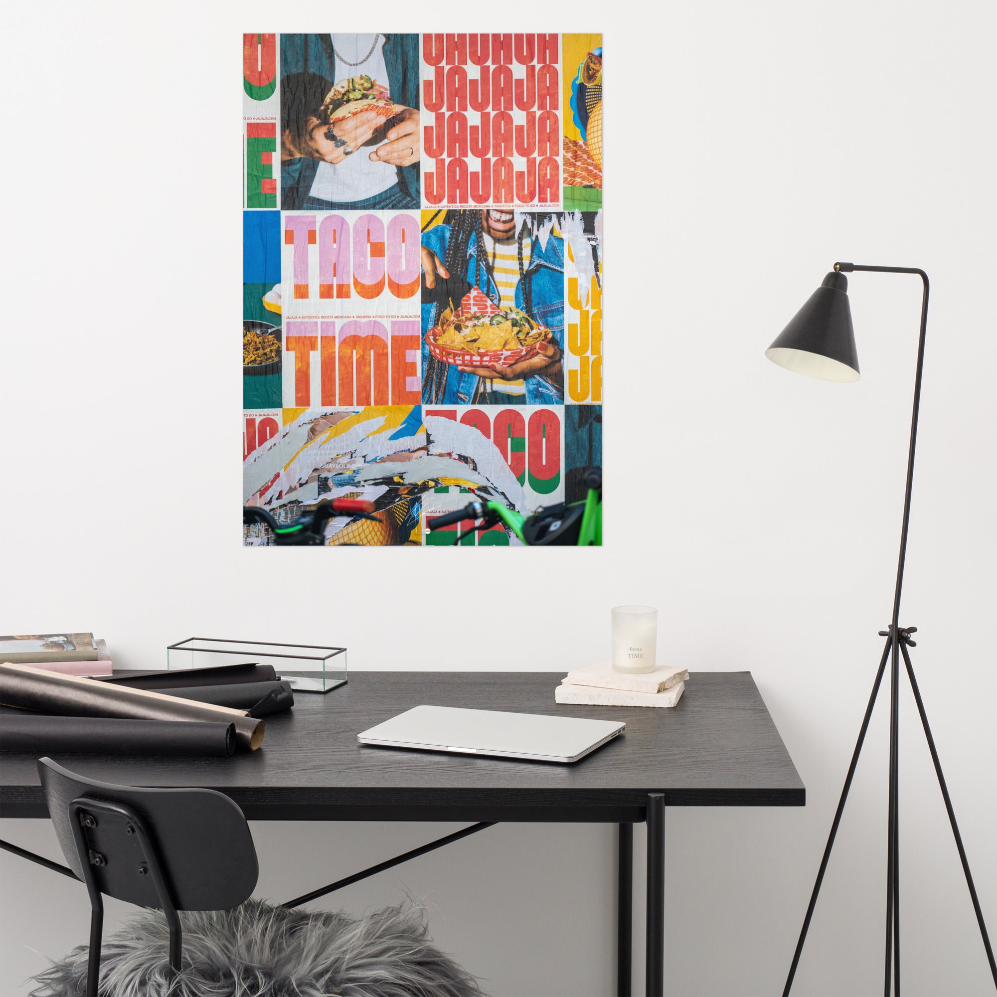Photographie en couleur 'Jajaja', affichant des publicités animées pour 'Tacos Time' avec des images de tacos et de tortillas chips.