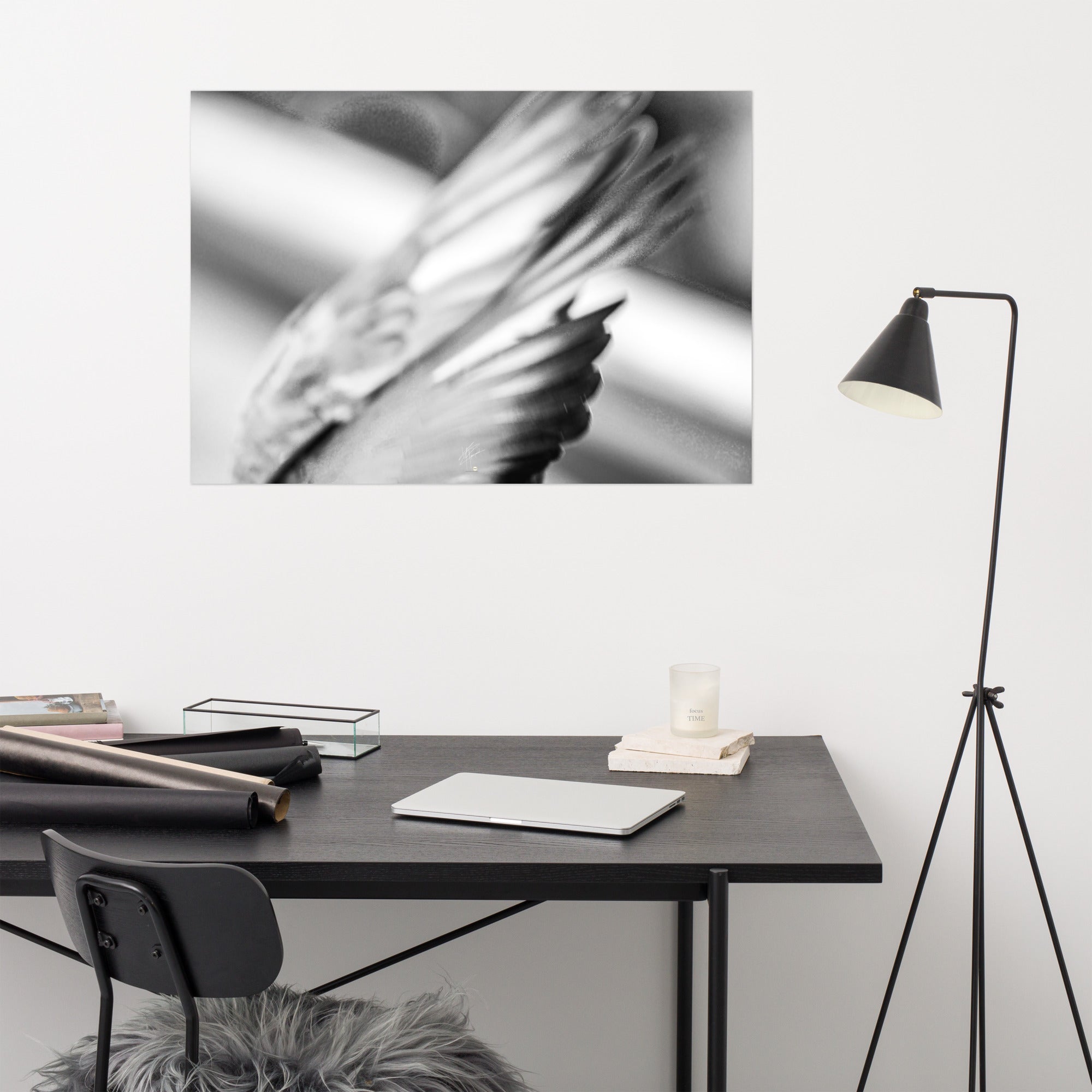 Photographie en noir et blanc du poster 'La touche', mettant en scène les ailes de pigeons en plein vol pour capturer l'essence du mouvement éphémère.