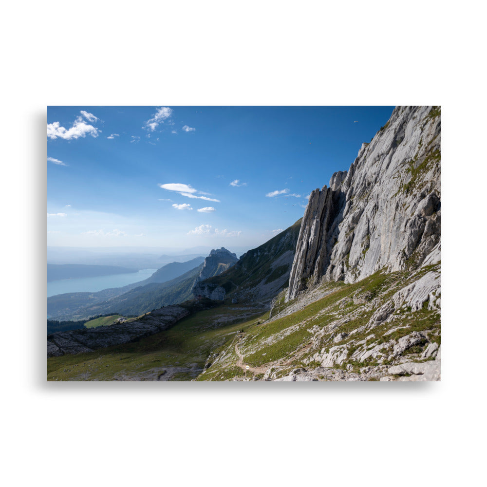 Photographie du poster 'La Tournette N01', présentant une vue de la randonnée en Haute-Savoie avec le lac d'Annecy en arrière-plan.