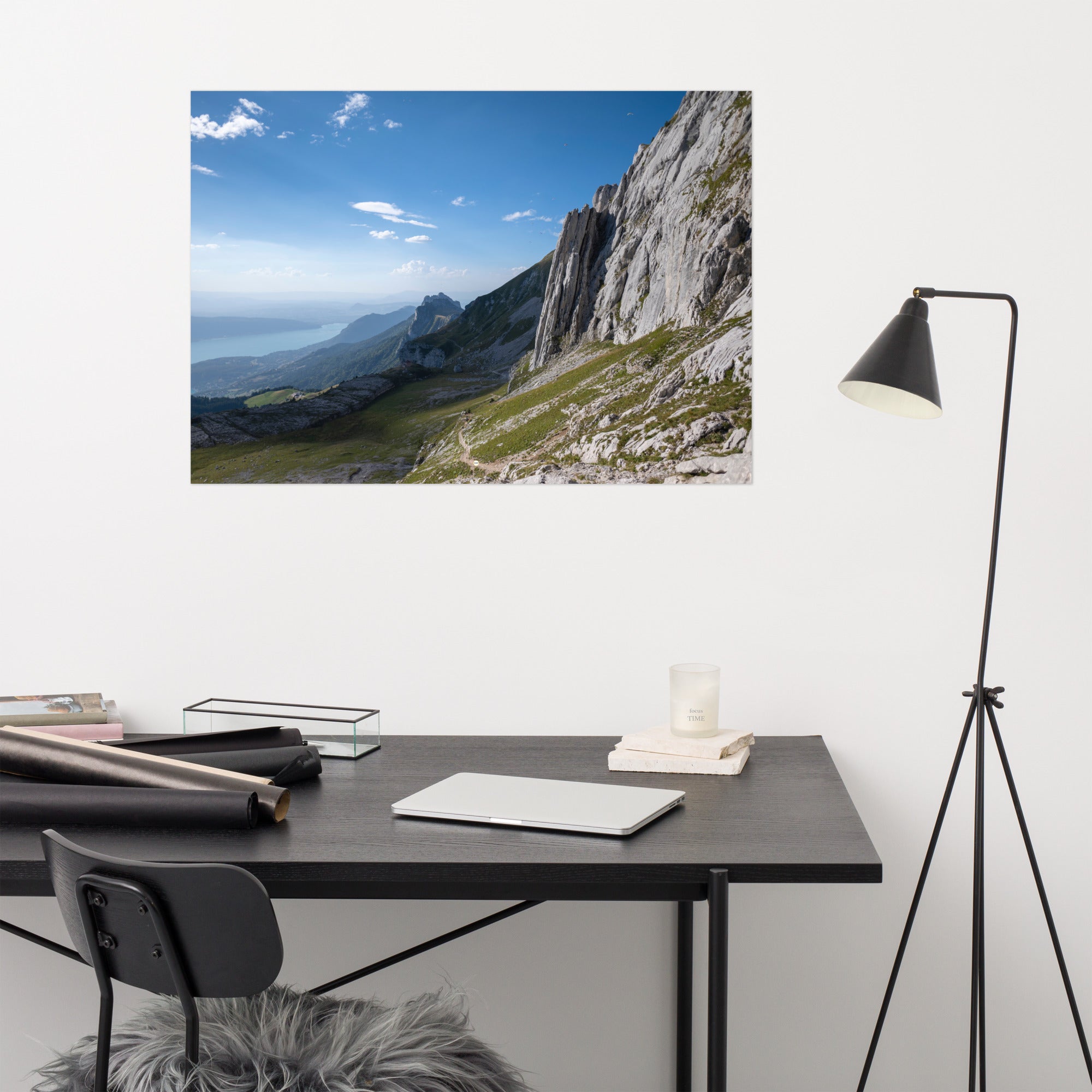 Photographie du poster 'La Tournette N01', présentant une vue de la randonnée en Haute-Savoie avec le lac d'Annecy en arrière-plan.