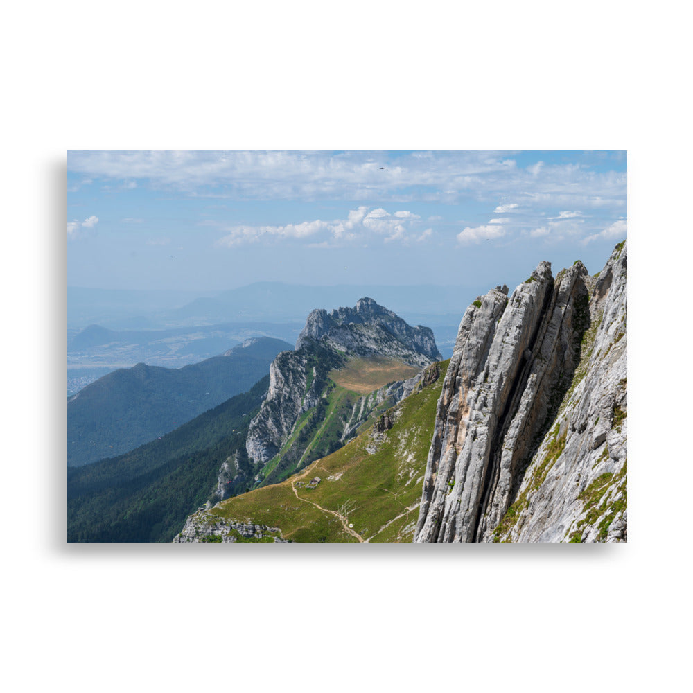 Vue panoramique du poster 'La Tournette N04', présentant un sentier de haute montagne et le lac d'Annecy en Haute-Savoie.