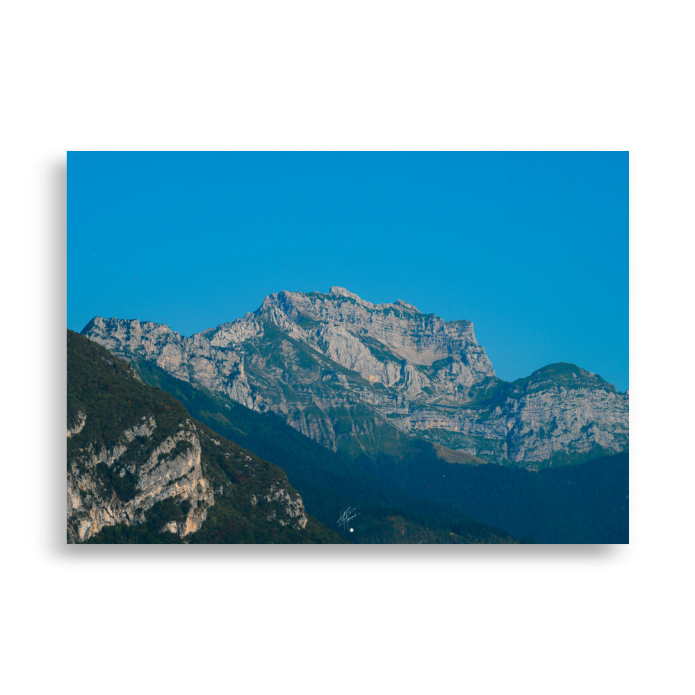 Photographie du poster 'Le Massif de la Tournette N04', offrant une vue spectaculaire sur le massif de la Tournette depuis le pied de la montagne en Haute-Savoie.