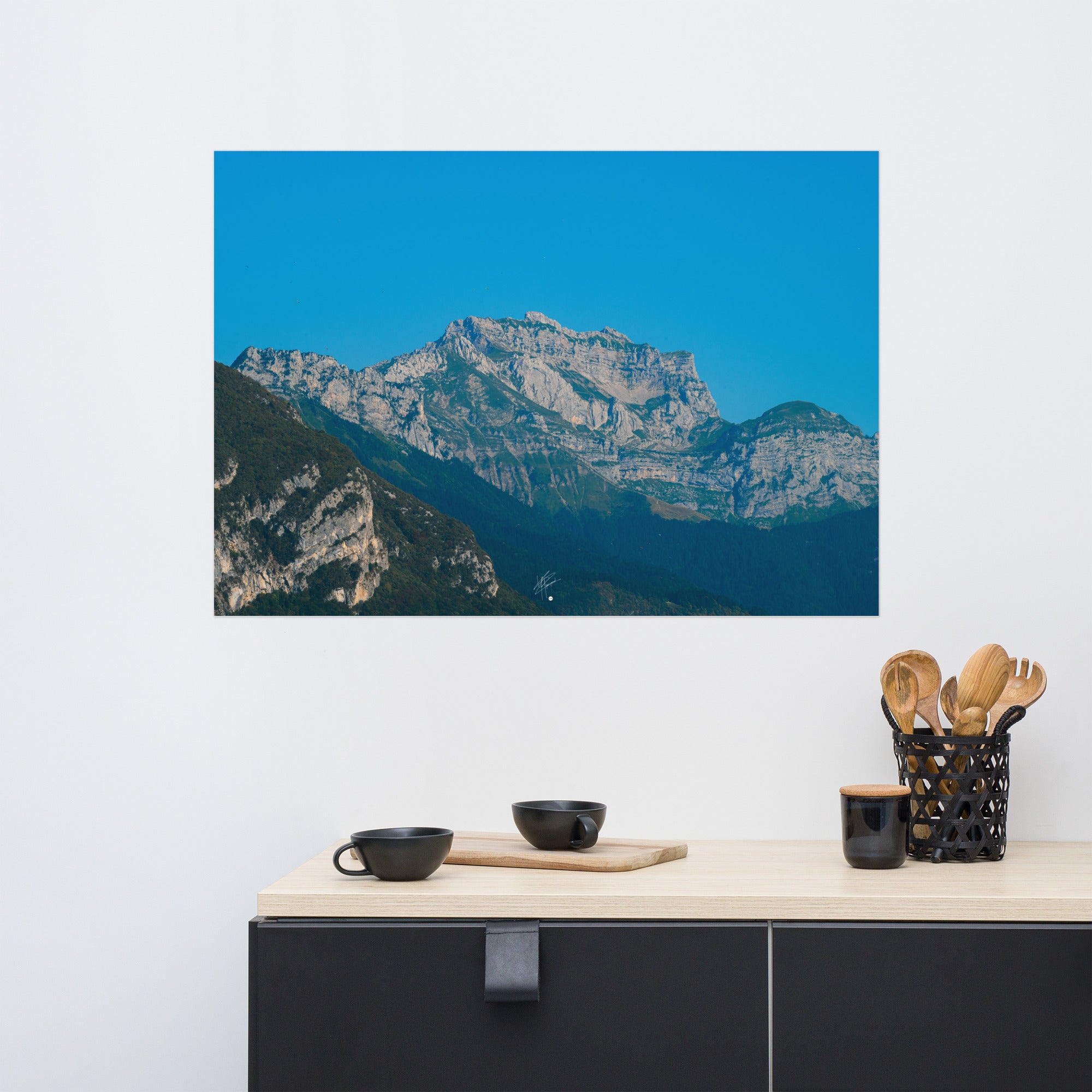 Photographie du poster 'Le Massif de la Tournette N04', offrant une vue spectaculaire sur le massif de la Tournette depuis le pied de la montagne en Haute-Savoie.