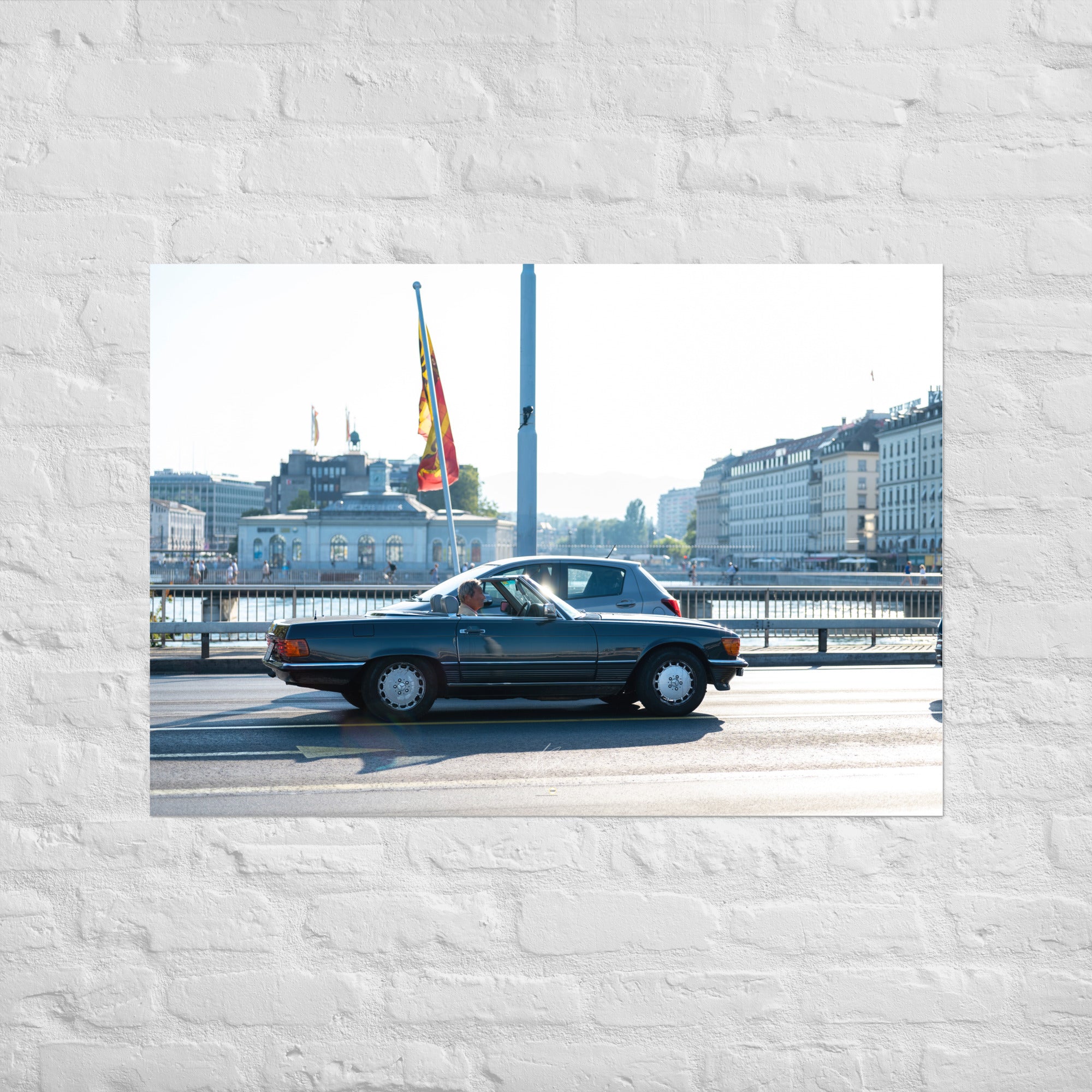 Poster photographique 'Mercedes Benz 300 SL', montrant la voiture classique dans une mise en scène de rue élégante.