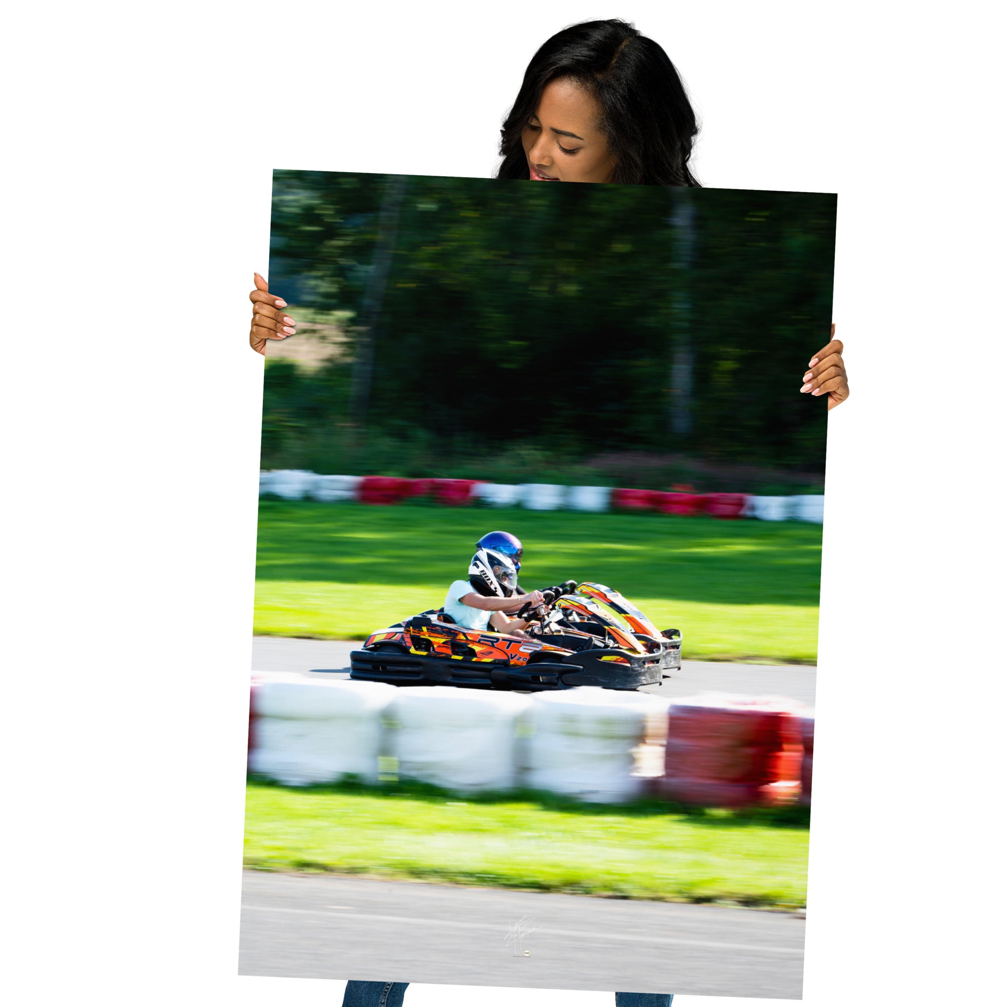 Photographie captivante '1 vs 1' montrant deux pilotes de karting en duel intense, imprimée sur un papier de haute qualité.