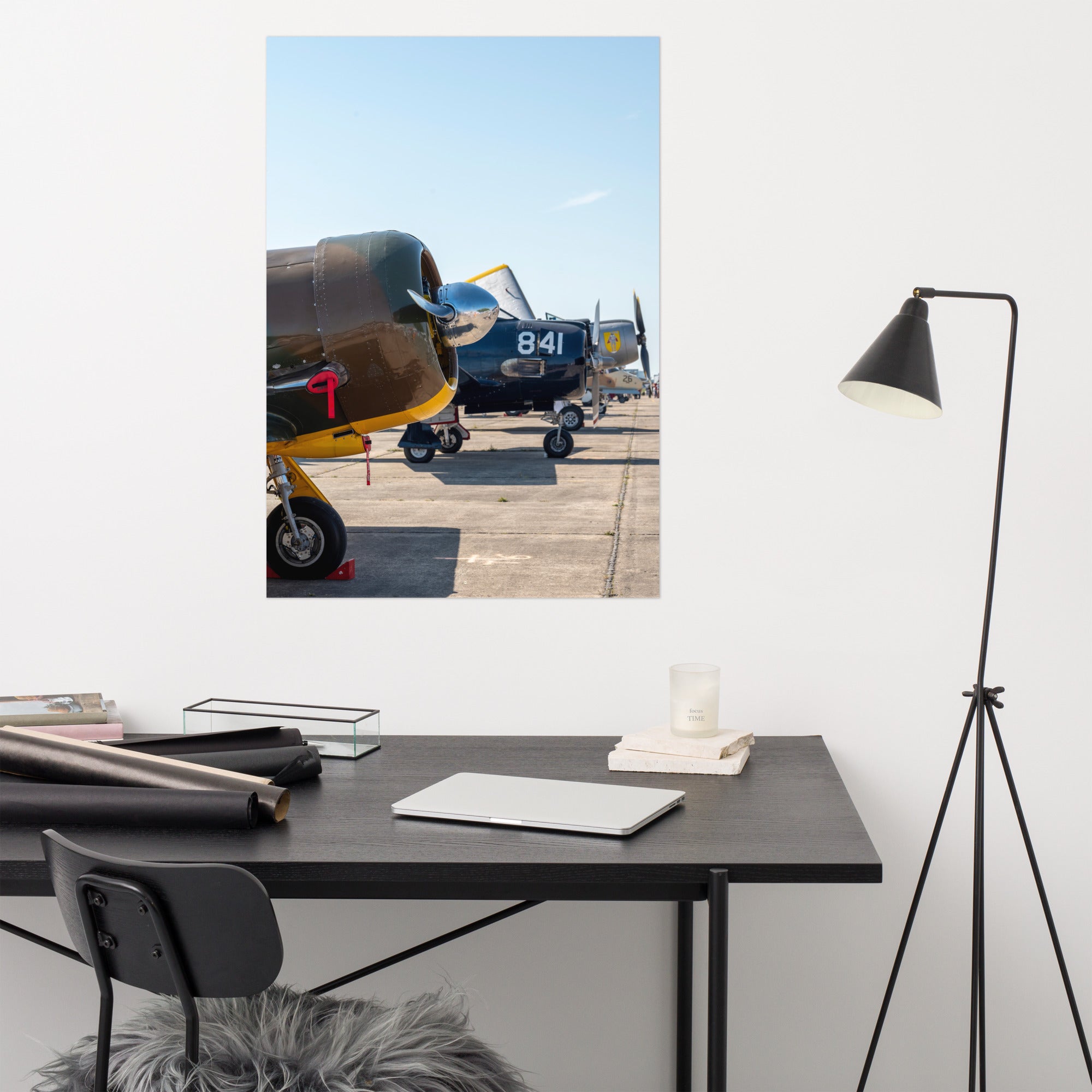 Photographie impressionnante 'Aviation' dépeignant un alignement d'avions de guerre vintage, imprimée sur un papier d'excellence.