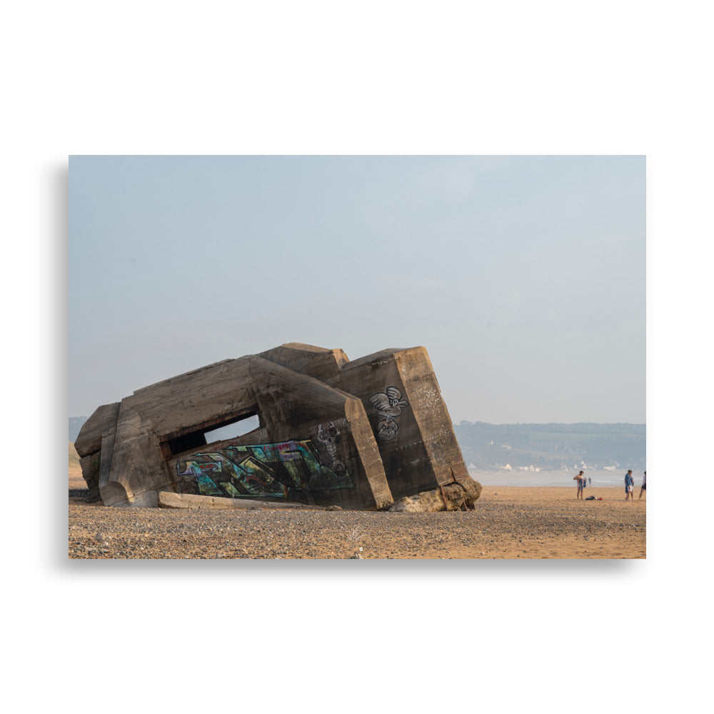 Photographie saisissante du 'Bunker de Biville', un vestige historique de la Seconde Guerre Mondiale, partiellement enseveli par le sable d'une plage du débarquement, imprimée sur papier de qualité supérieure.