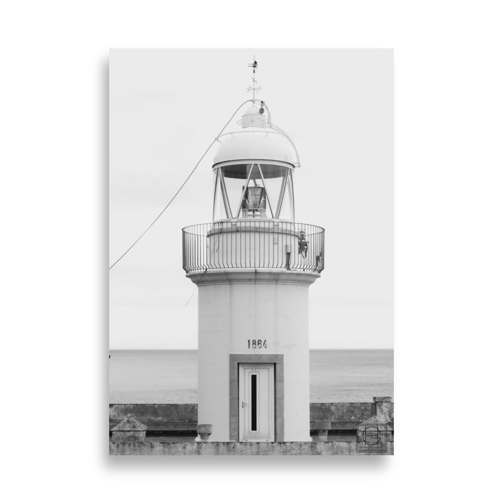 Vue sereine d'un phare historique se dressant contre le ciel azur, capturant l'essence de la tranquillité marine par le talentueux Hadrien Geraci.