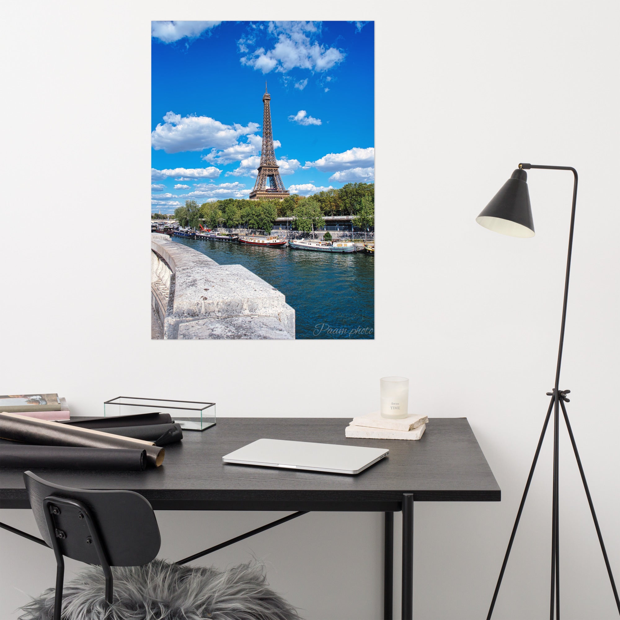 Vue panoramique de la Tour Eiffel et des péniches sur la Seine, sous un ciel bleu nuageux – une œuvre signée Antony Porlier.