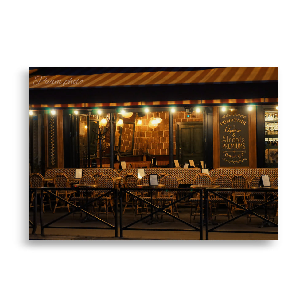 Terrasse de café parisien sous l'éclat matinal, chaises et tables alignées, ambiance paisible et éthérée – œuvre signée Antony Porlier.