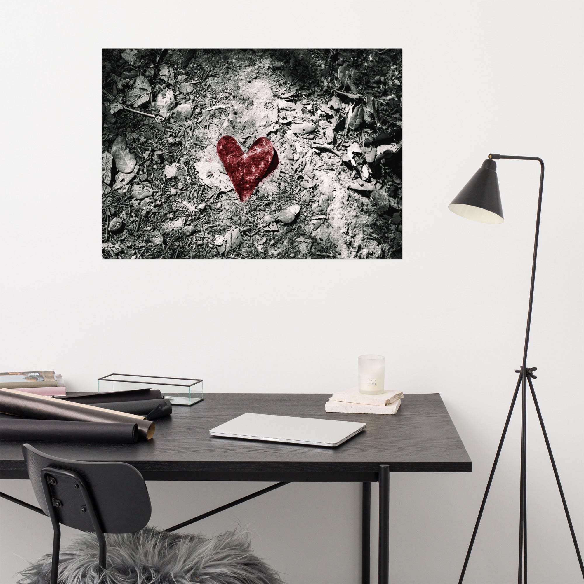 Photographie artistique mettant en avant une feuille rouge en forme de cœur au milieu d'une forêt en noir et blanc, œuvre de Hadrien Geraci.