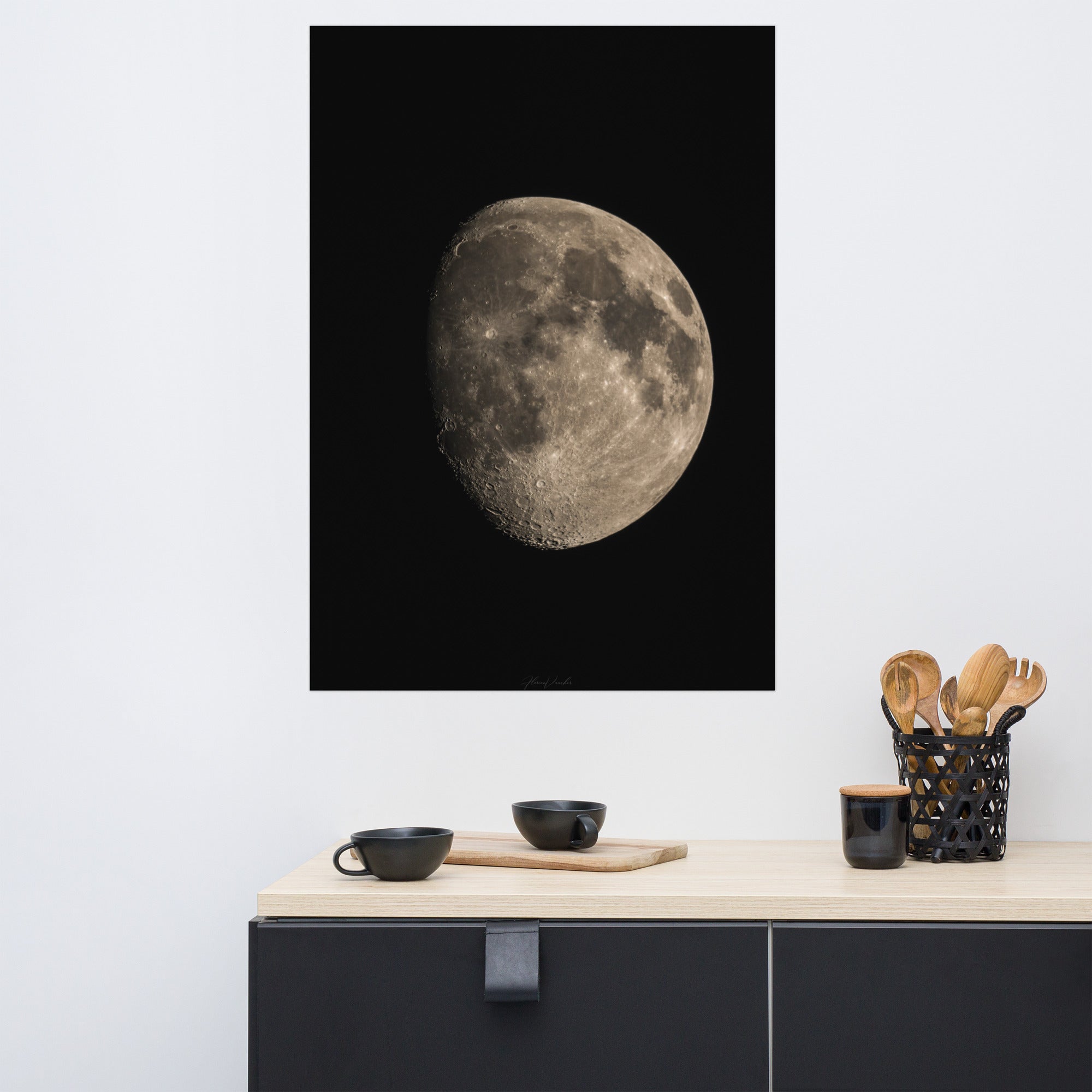 Image détaillée de la Lune montrant une moitié brillante et une moitié engloutie par l'ombre, une œuvre d'art photographique réalisée par Florian Vaucher.