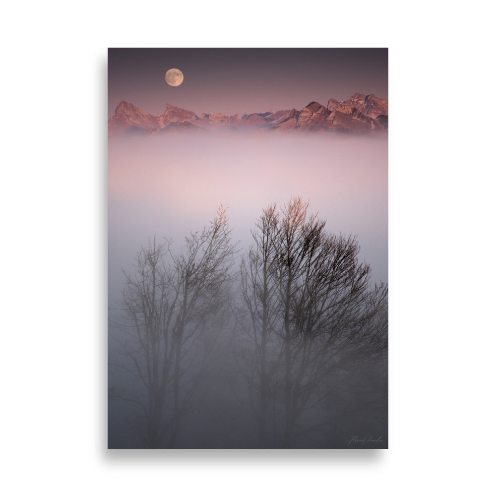 Deux arbres émergeant d'un brouillard mystique avec des montagnes lointaines et une lune radieuse en arrière-plan, une œuvre signée Florian Vaucher.