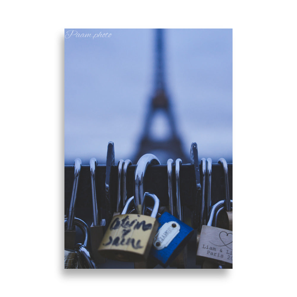 Poster 'Nos Amours N01' capturant des cadenas d'amour accrochés dans des lieux emblématiques de Paris, symbolisant les récits d'amour éternels.