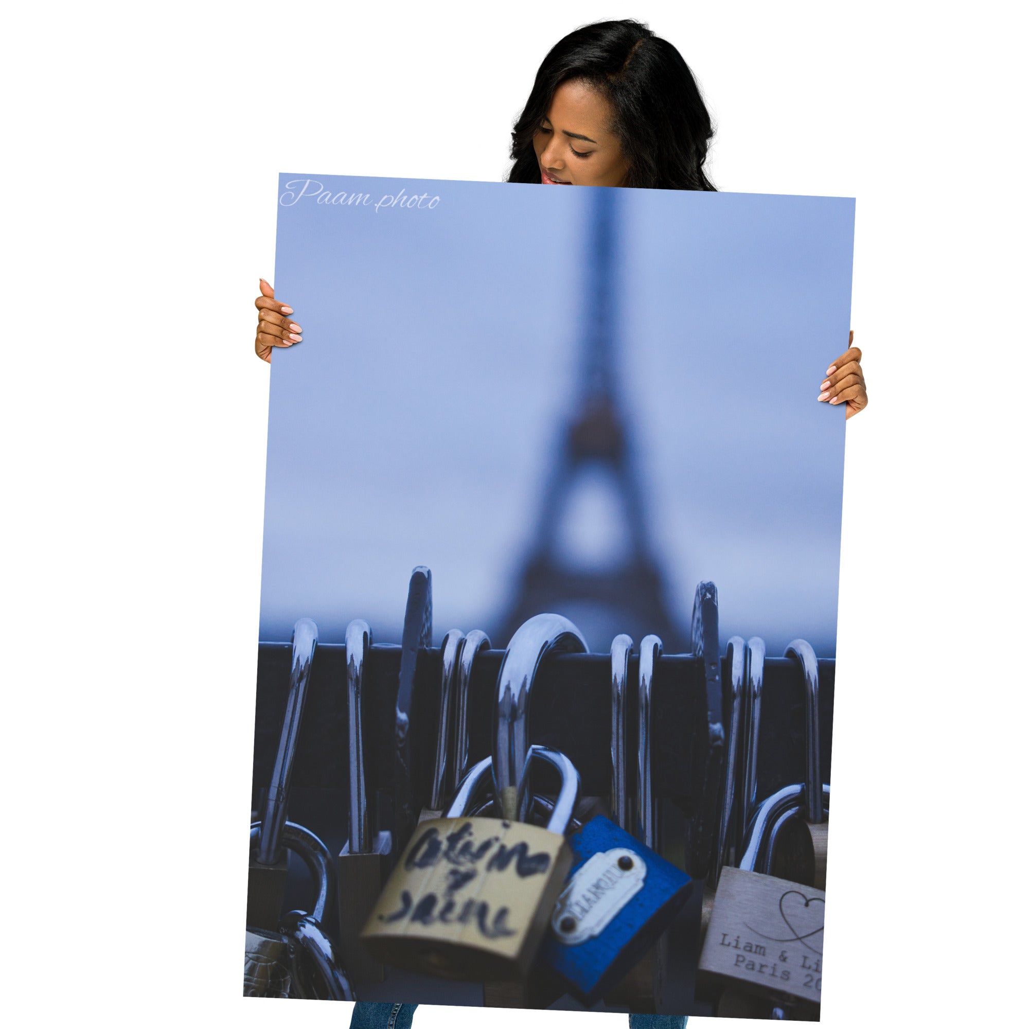 Poster 'Nos Amours N01' capturant des cadenas d'amour accrochés dans des lieux emblématiques de Paris, symbolisant les récits d'amour éternels.