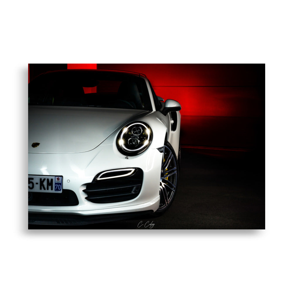 Affiche artistique 'Porsche 911 Turbo' par Charles Coley, mettant en valeur une puissante Porsche 911 Turbo avec un fond rouge et noir dynamique, alliant audace et sophistication dans une représentation visuelle qui ajoute une touche énergique et élégante à tous les espaces.