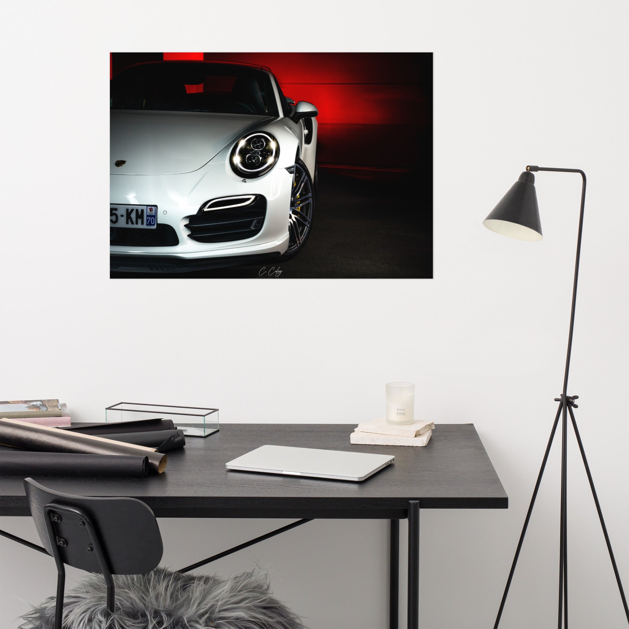 Affiche artistique 'Porsche 911 Turbo' par Charles Coley, mettant en valeur une puissante Porsche 911 Turbo avec un fond rouge et noir dynamique, alliant audace et sophistication dans une représentation visuelle qui ajoute une touche énergique et élégante à tous les espaces.