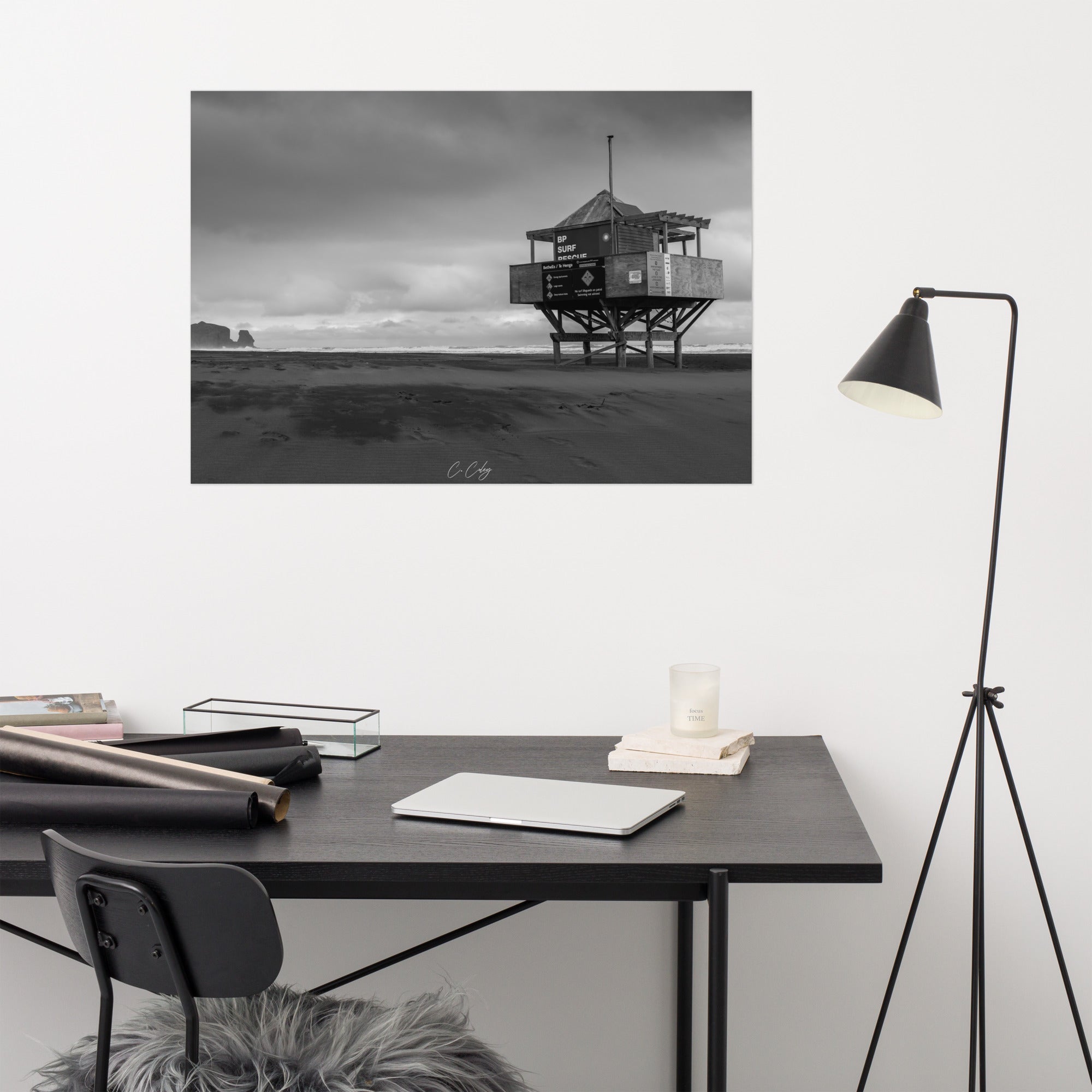 Photographie monochrome de l'emblématique abri sur pilotis des sauveteurs, dominant une plage néo-zélandaise, capturée par Charles Coley.