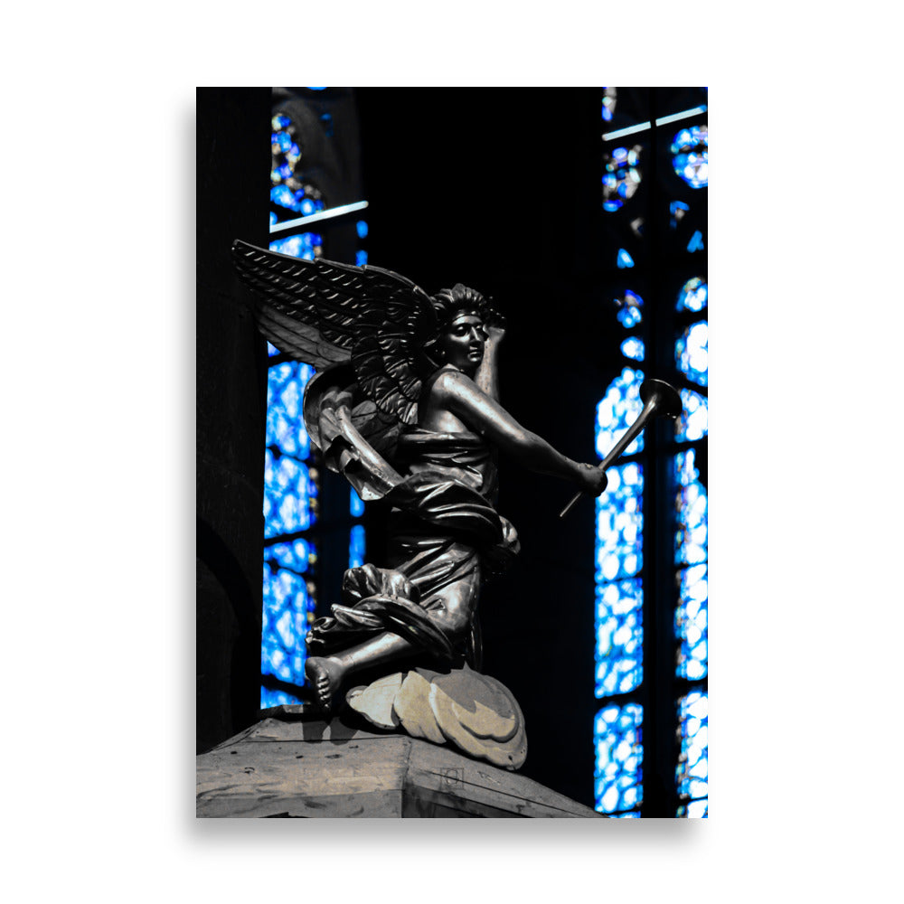 Photographie "Chant céleste" par Hadrien Geraci, ange en bronze avec vitraux bleus en arrière-plan