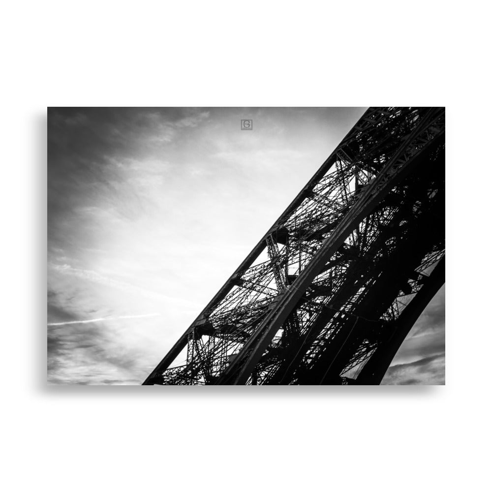 Photographie "Le ciel de fer" par Hadrien Geraci, base de la Tour Eiffel avec ciel dramatique