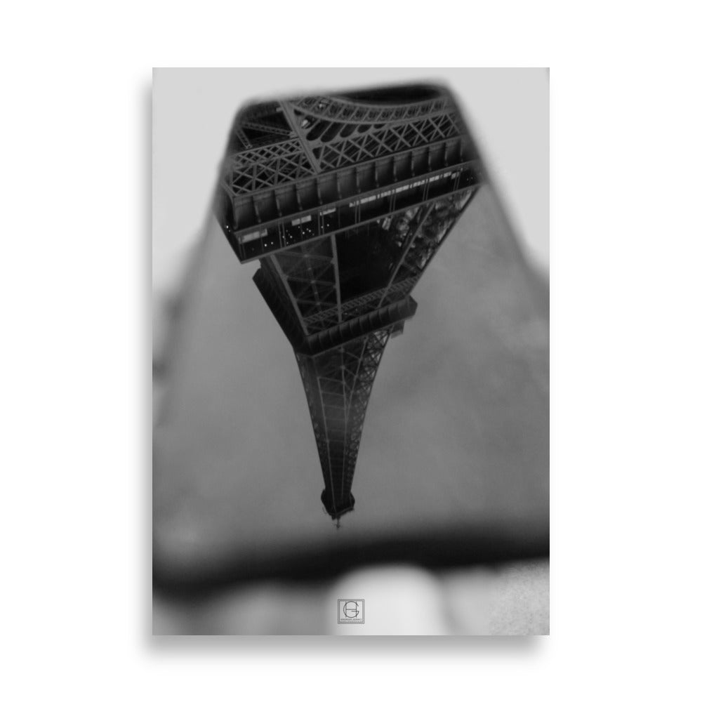 Photographie "Le miroir" par Hadrien Geraci, reflet de la Tour Eiffel dans une flaque d'eau