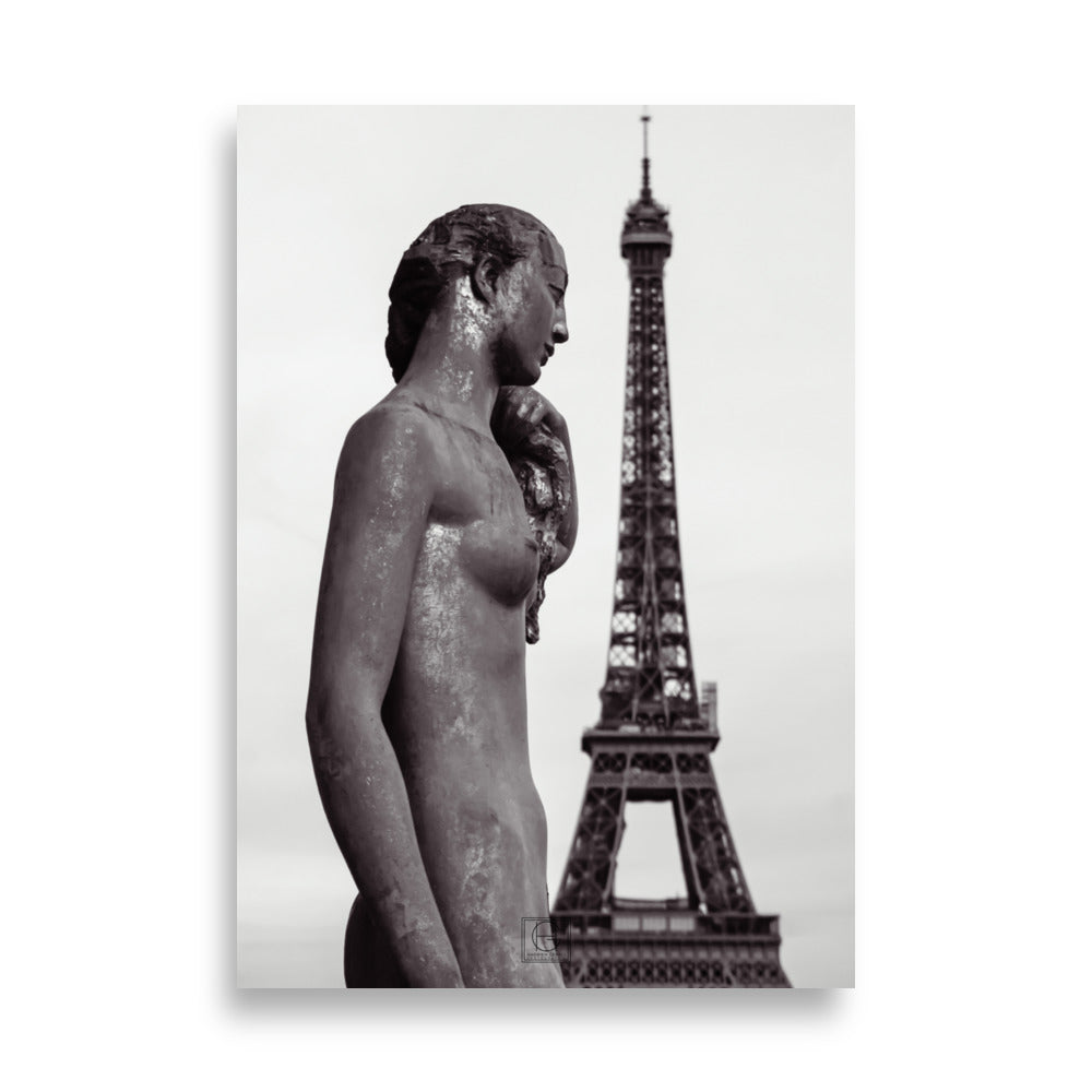 Photographie "Les dames de fer" par Hadrien Geraci, statue classique et Tour Eiffel en noir et blanc